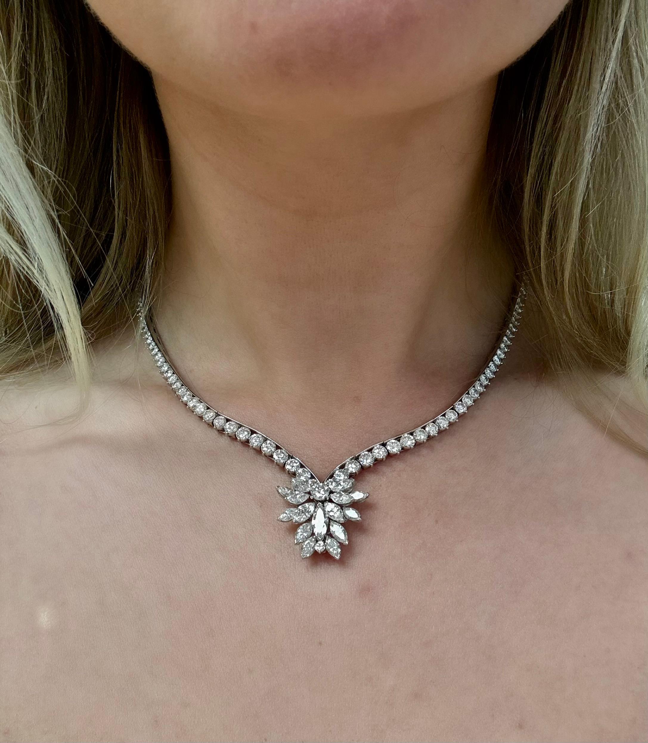 Questa splendida collana contiene 168 diamanti rotondi di alta qualità con taglio brillante e marquise per un peso totale di circa 19,00 carati. Realizzata in platino, questa collana è estremamente ben fatta ed è un'aggiunta perfetta alla tua