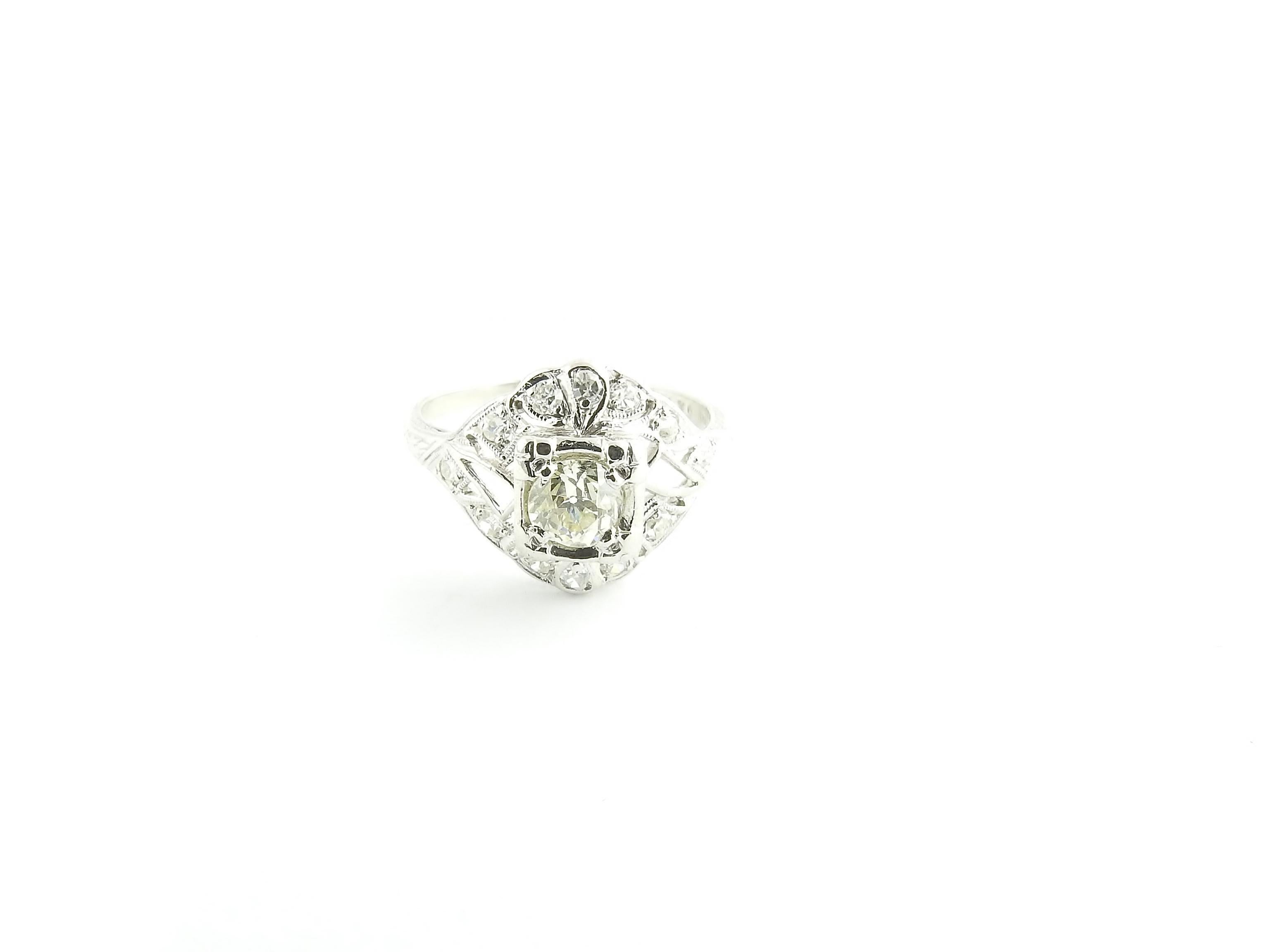 Dieser elegante Ring ist mit einem runden Diamanten im Brillantschliff (.35 ct.) und 12 runden Diamanten im Einzelschliff in Platin gefasst. 

Breite: 12 mm. Schaft: 1 mm.

Ungefähres Gesamtgewicht der Diamanten: 47 ct.

Farbe des Diamanten: F-G