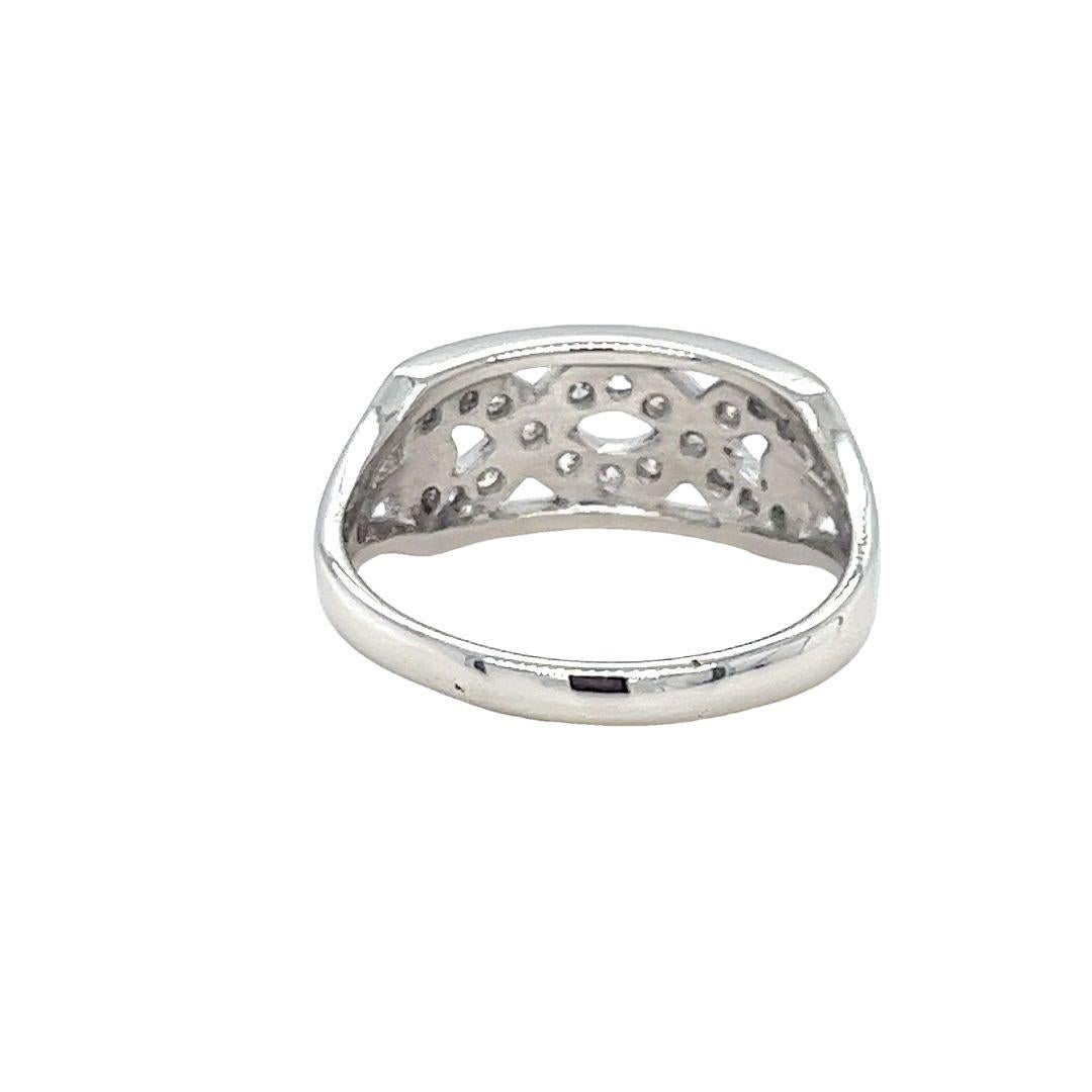 Breites Vintage-Ring aus Platin und Diamanten mit Ausschnitt im Cut Out-Design im Zustand „Gut“ im Angebot in Coral Gables, FL