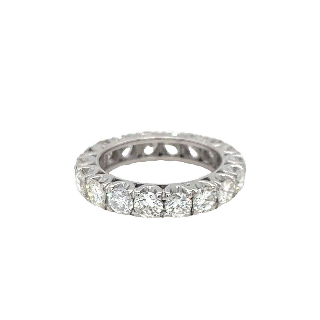 Vintage platinum and round diamond eternity band In Good Condition For Sale In Coral Gables, FL