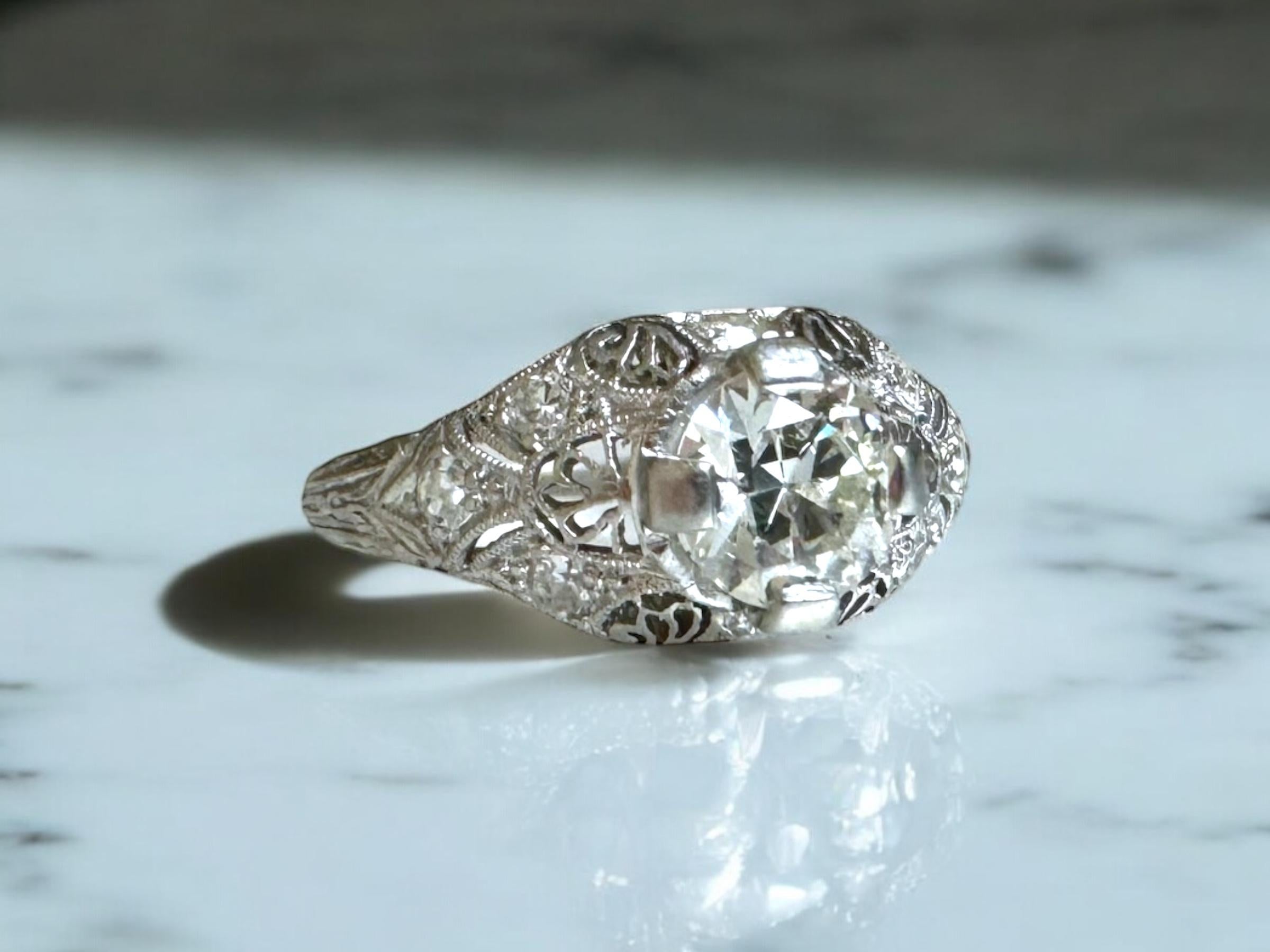 ¡Nos encantan los magníficos detalles de este precioso anillo de diamantes antiguo!

Detalles del anillo
Material: Platino
Época: Art Decó 1920 - 1940
Altura de la cabeza: 5,6 mm
Anchura del cabezal: 8,1 mm
Anchura de la caña: Conicidad de 1.4
