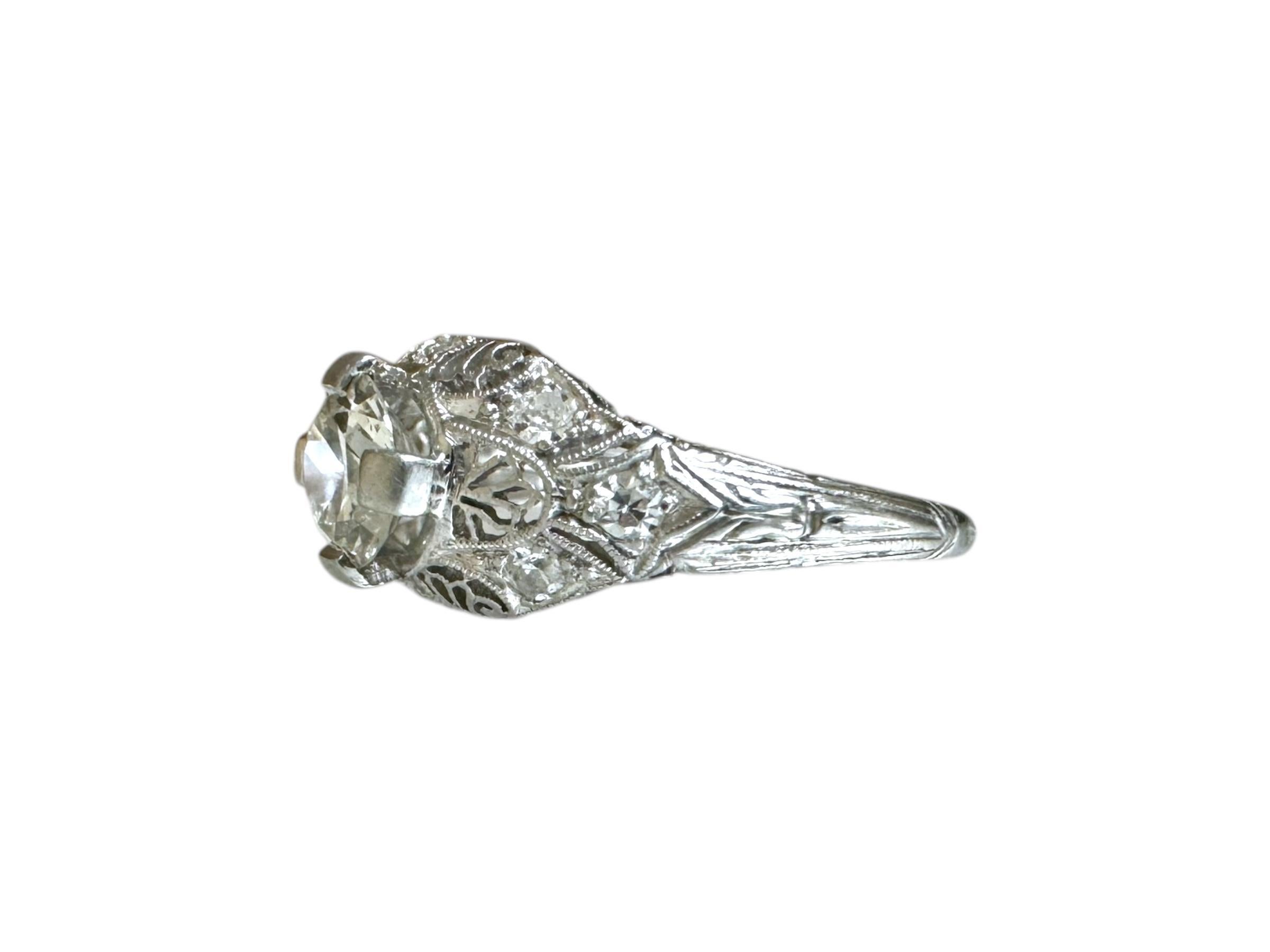 Anillo vintage de platino Art Déco con diamantes talla europea antigua de 0,66 quilates en venta 1