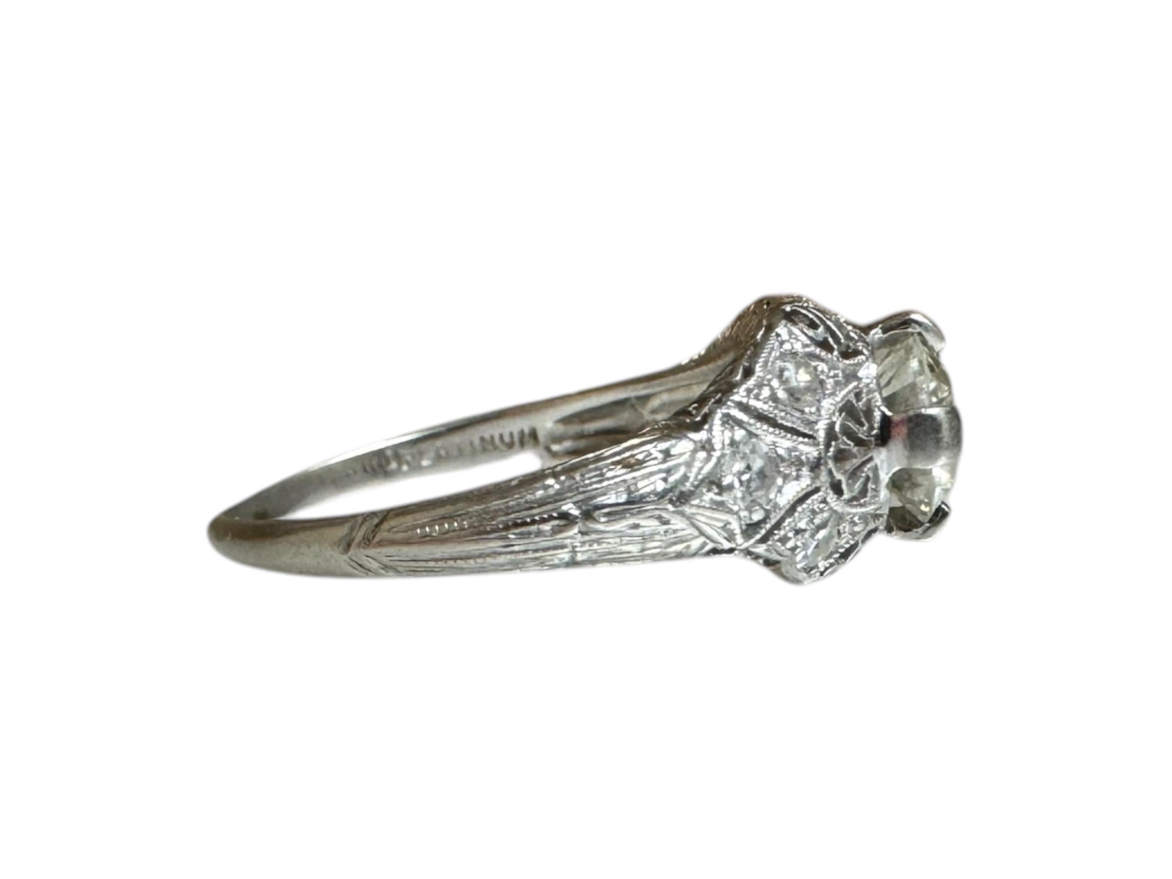 Anillo vintage de platino Art Déco con diamantes talla europea antigua de 0,66 quilates en venta 2