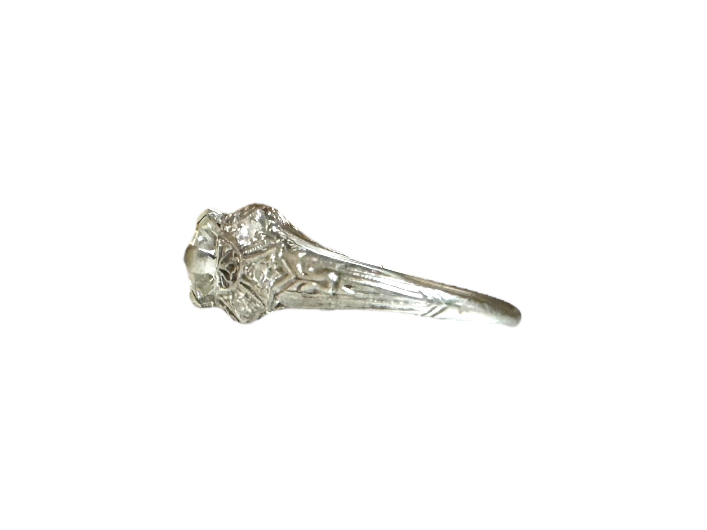 Anillo vintage de platino Art Déco con diamantes talla europea antigua de 0,66 quilates en venta 3