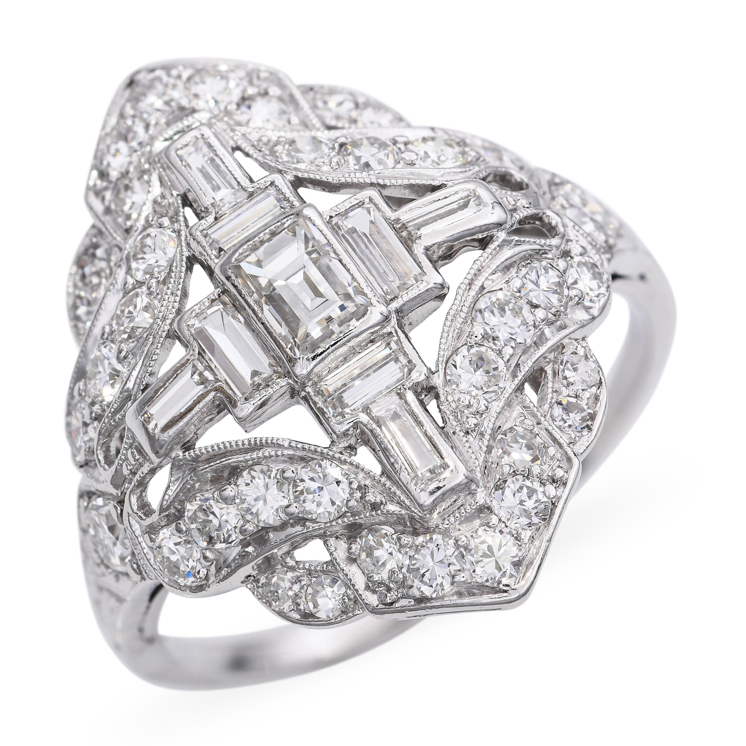 Vintage Platinum Art Deco 1.1tcw Diamond Motif Ring In Good Condition For Sale In New York, NY