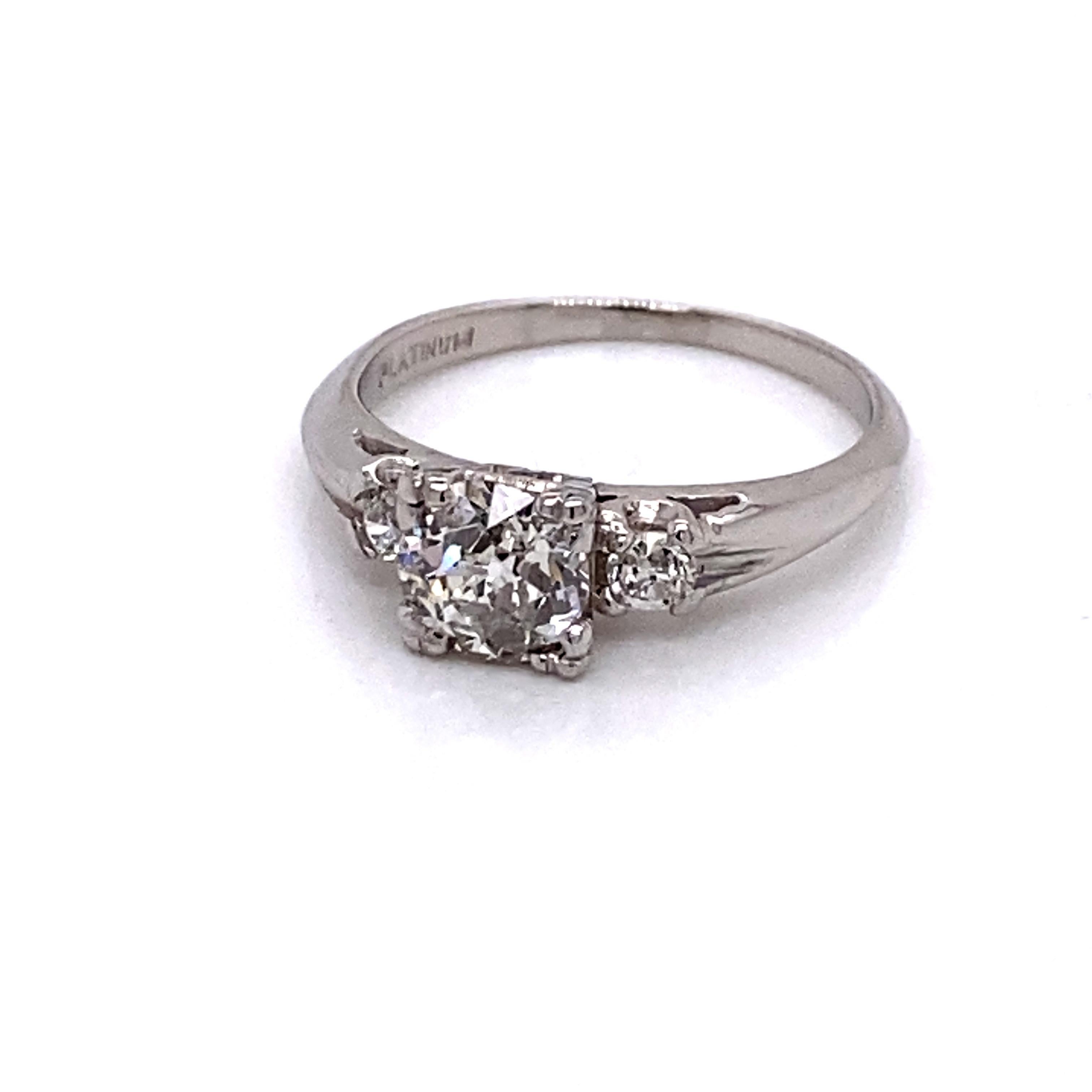 Vintage Platinum Art Deco 3 Stone Diamond Ring - Le diamant central de taille européenne pèse .84ct et est de couleur I et de pureté I1. Le diamant est serti dans une tête en forme de queue de poisson. Les deux diamants latéraux sont également de