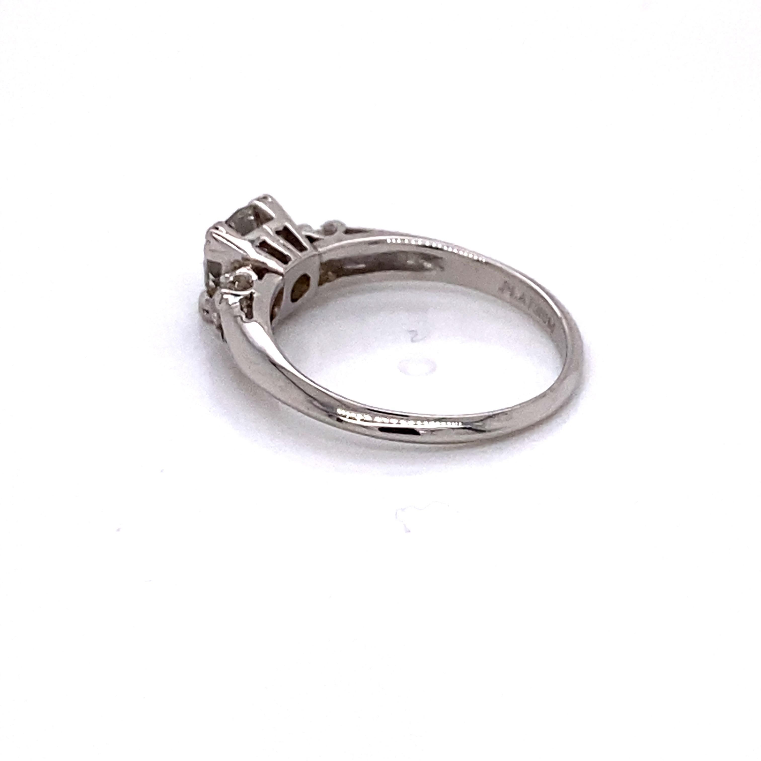 Vintage Platinum Art Deco 3-Stone Diamond Ring .84 Carat and .15 Carat Pour femmes en vente
