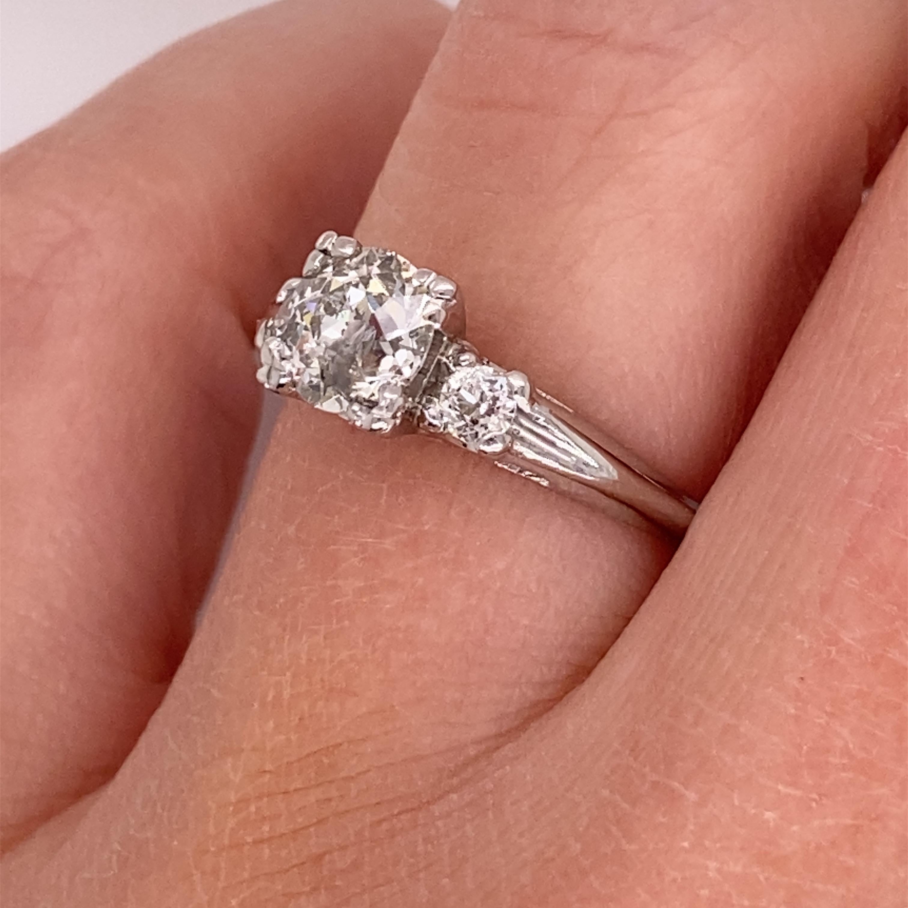 Vintage Platinum Art Deco 3-Stone Diamond Ring .84 Carat and .15 Carat en vente 2