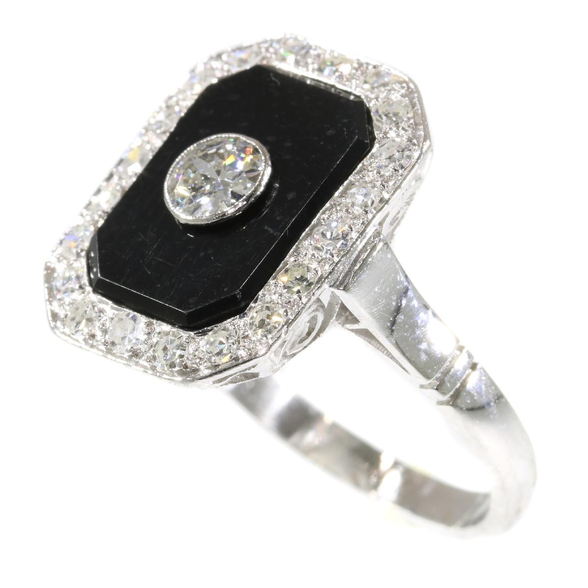 Vintage Platinum Art Deco Style Diamond and Onyx Ring from the 1950s (Rundschliff)
