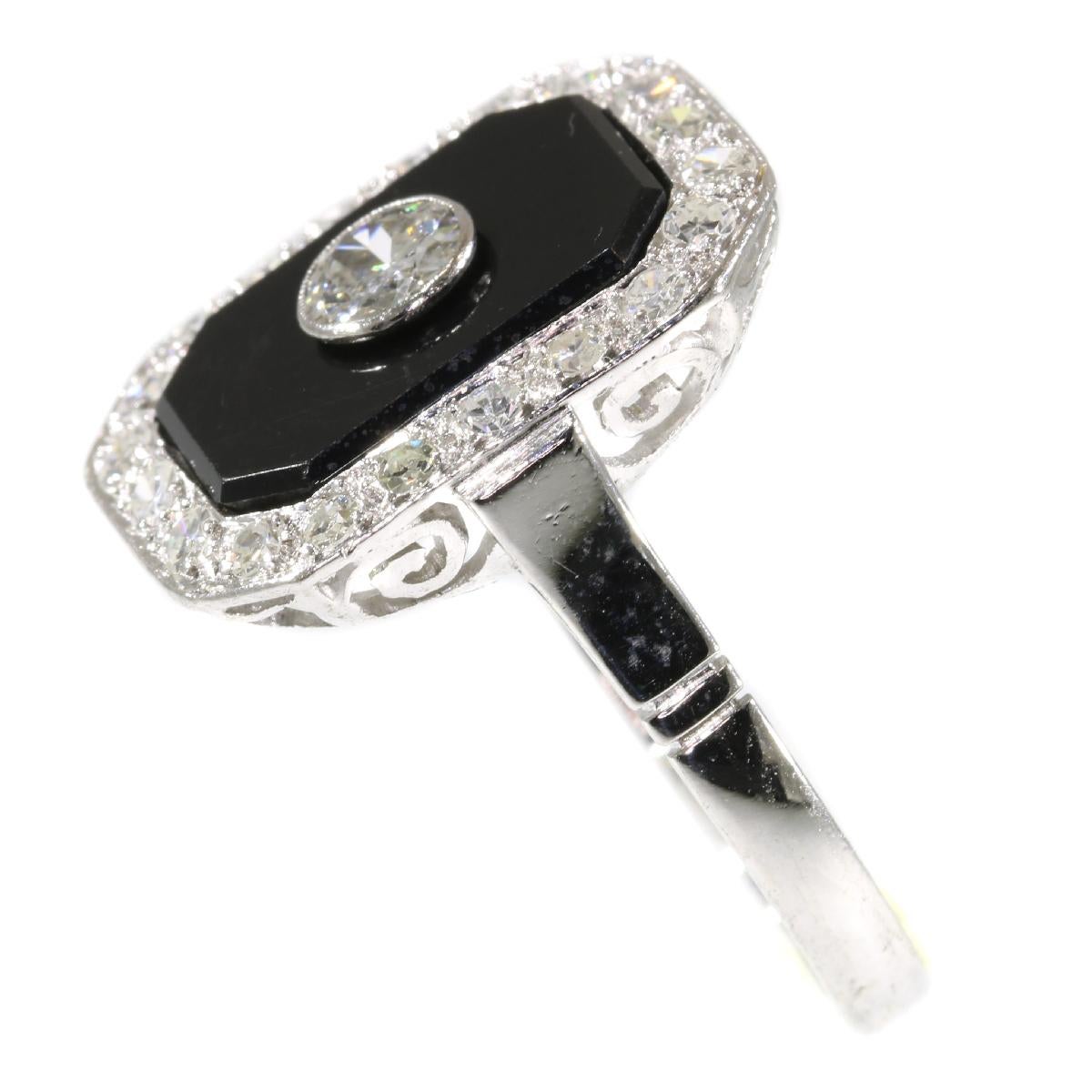 Vintage Platinum Art Deco Style Diamond and Onyx Ring from the 1950s im Zustand „Hervorragend“ in Antwerp, BE