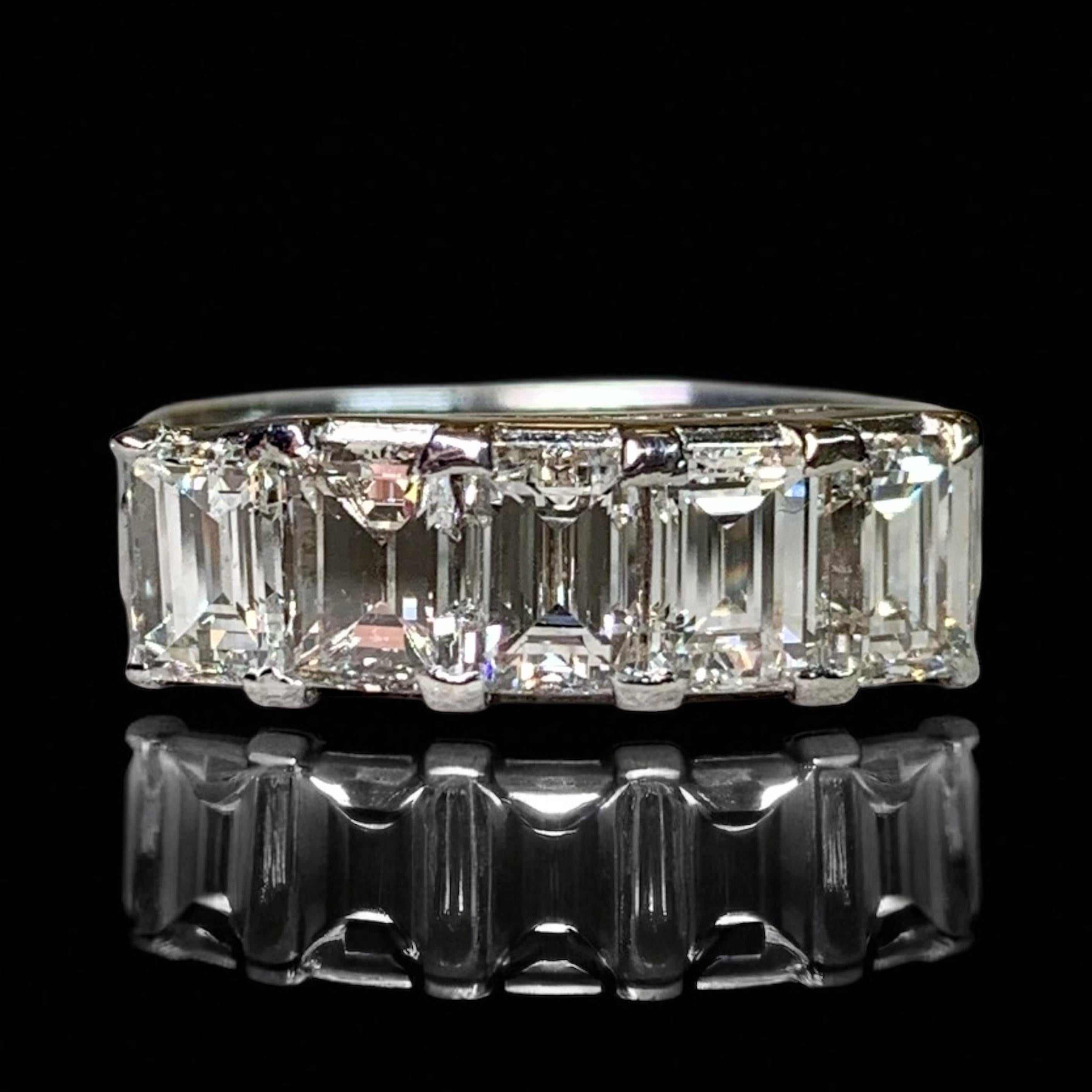 Anello vintage in platino con diamante a baguette e 5 pietre traforate 2ctw G Vs in vendita 4
