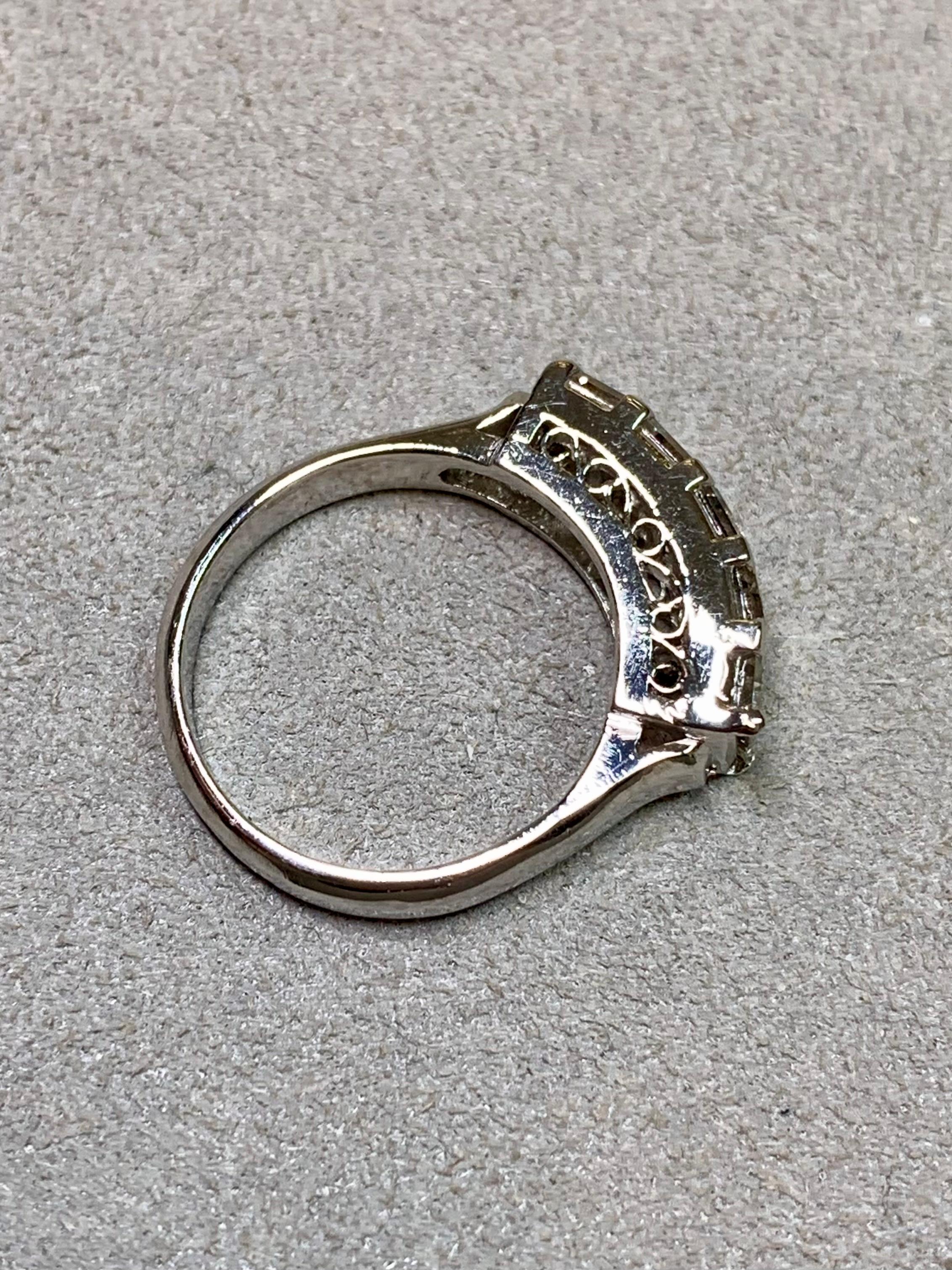 
Un anello classico con cinque pietre, risalente agli anni '60, realizzato in platino e incastonato con cinque diamanti baguettecut. Tutte le pietre sono di colore G-H e Vs1-2.


Dimensioni/Peso:

L'anello misura 5,45 mm di larghezza e pesa 5,9 g.