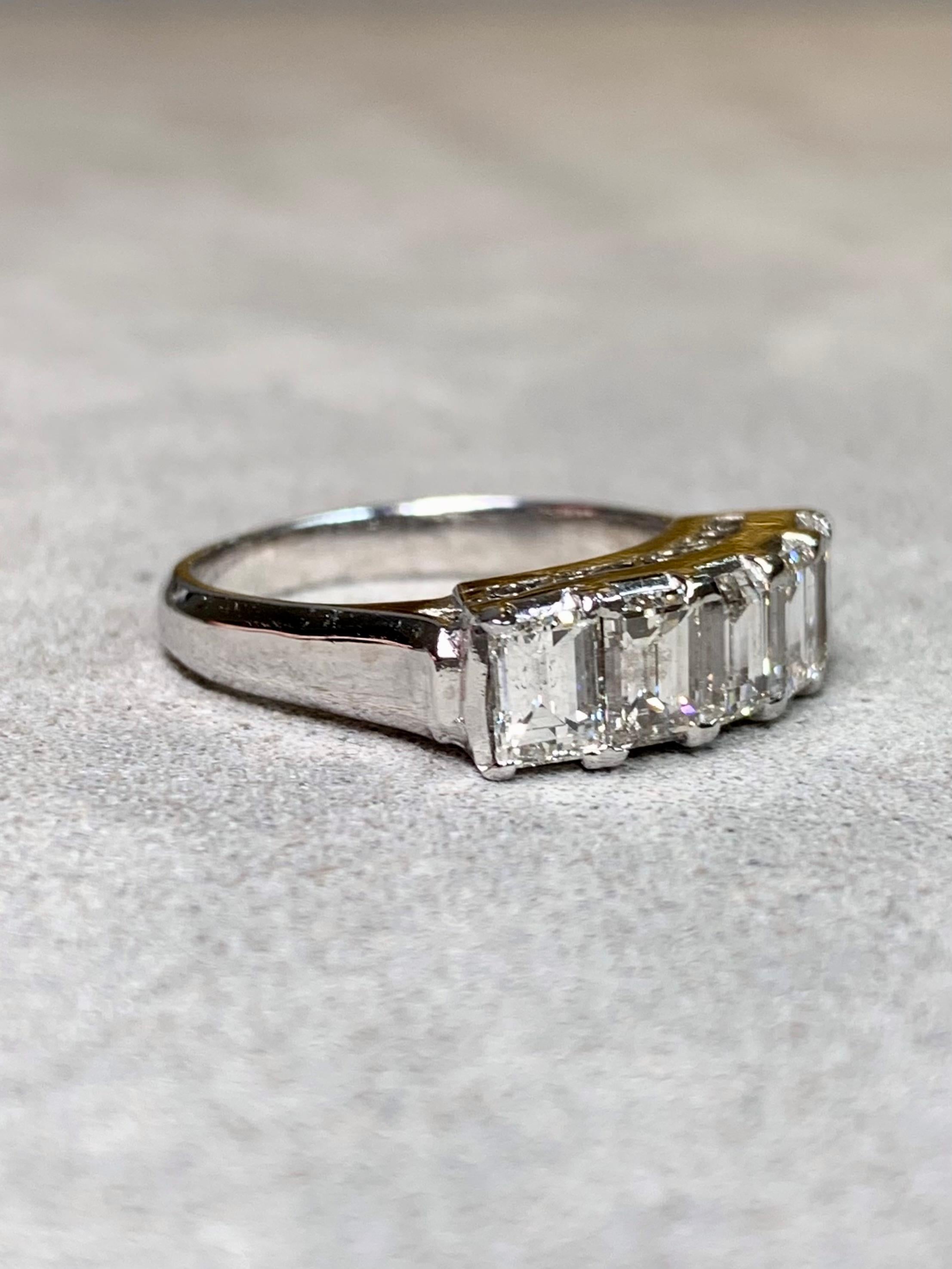 Rétro Anello vintage in platino con diamante a baguette e 5 pietre traforate 2ctw G Vs in vendita
