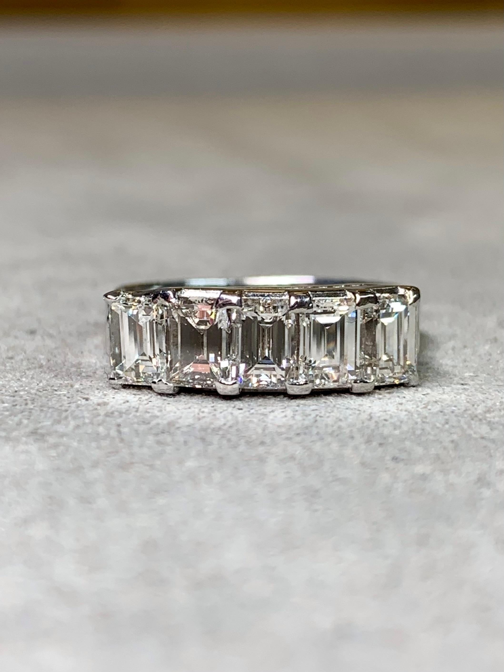 Taglio baguette Anello vintage in platino con diamante a baguette e 5 pietre traforate 2ctw G Vs in vendita