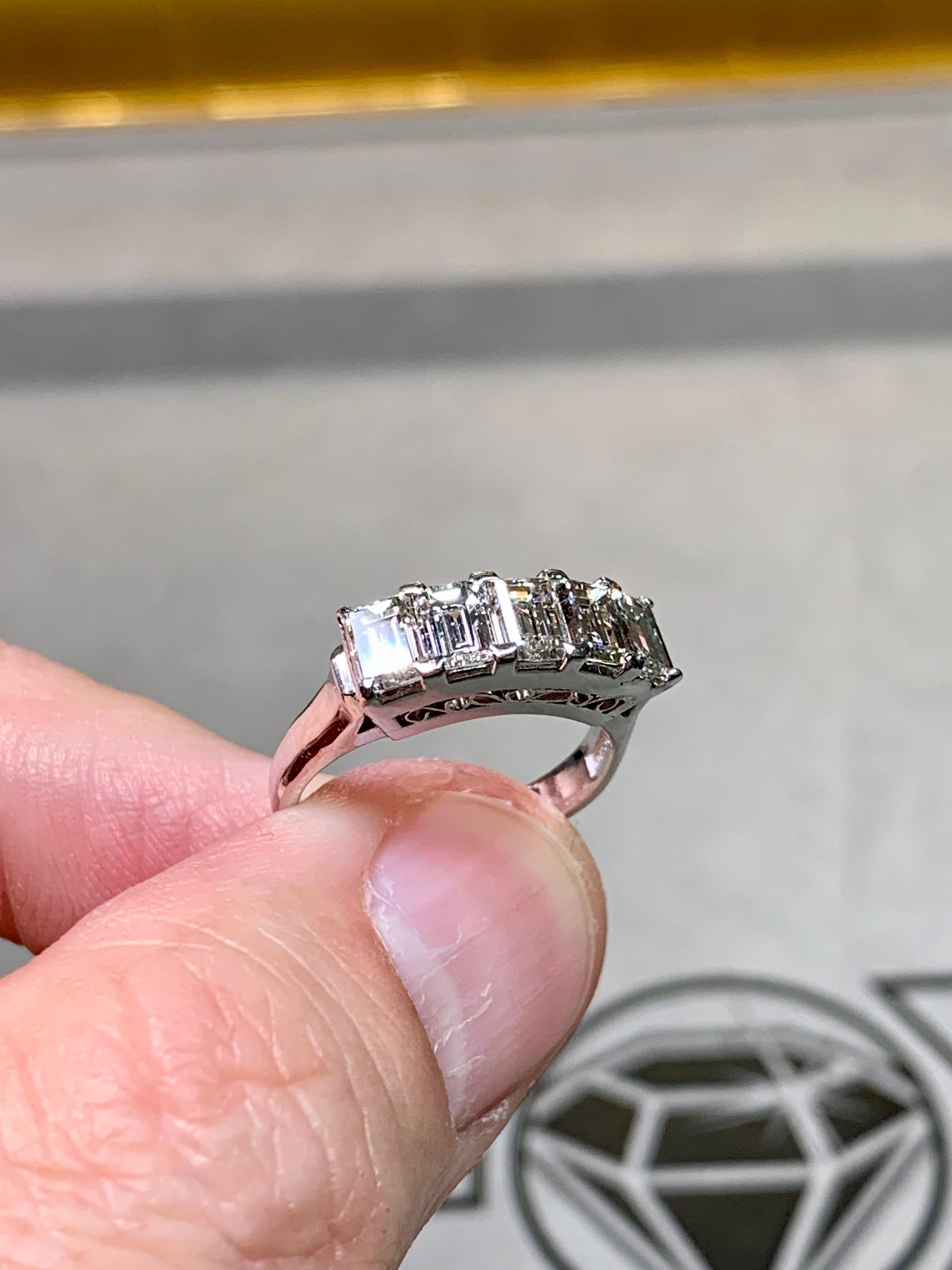 da uomo o donna Anello vintage in platino con diamante a baguette e 5 pietre traforate 2ctw G Vs in vendita