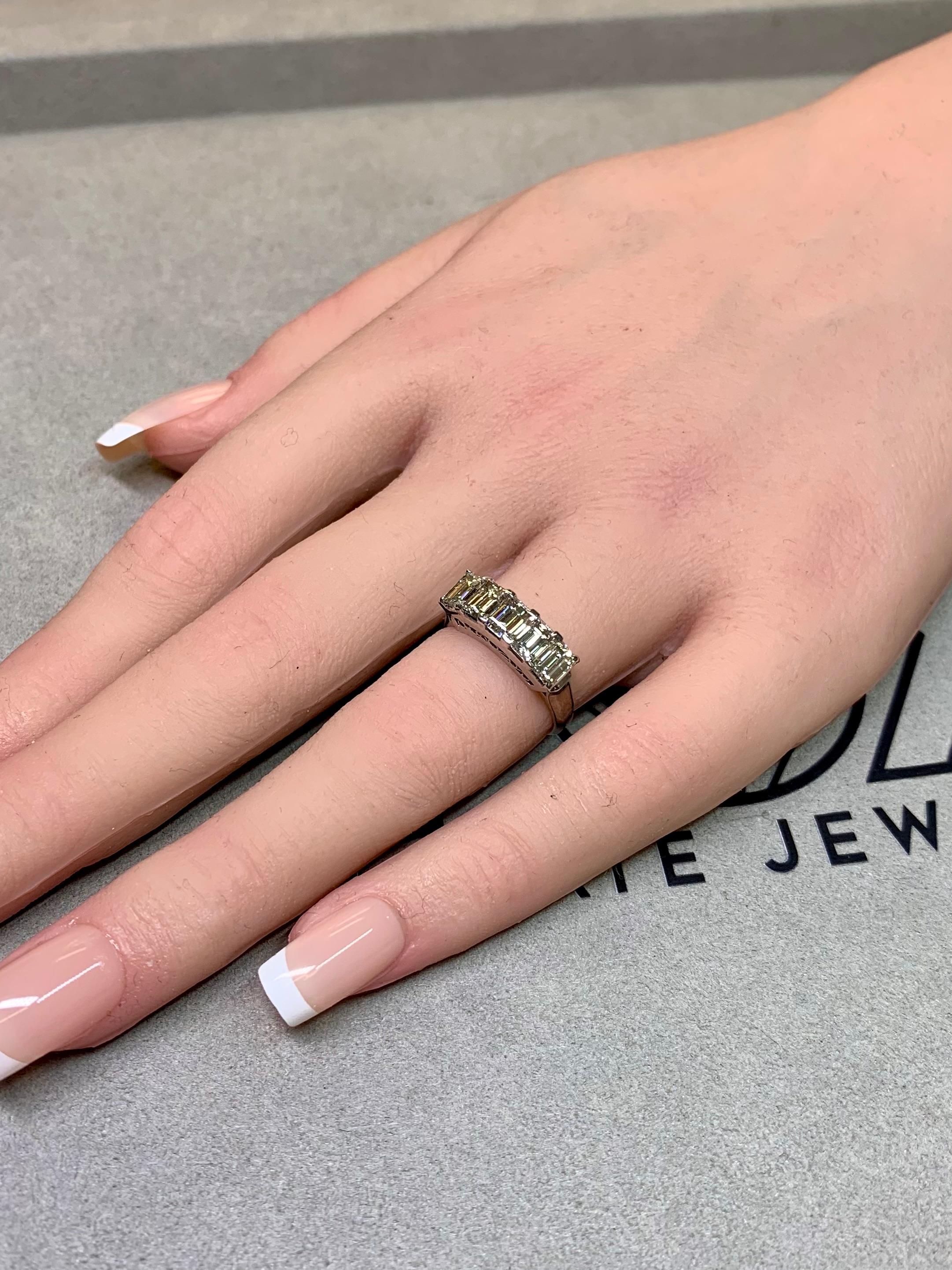Anello vintage in platino con diamante a baguette e 5 pietre traforate 2ctw G Vs in vendita 1