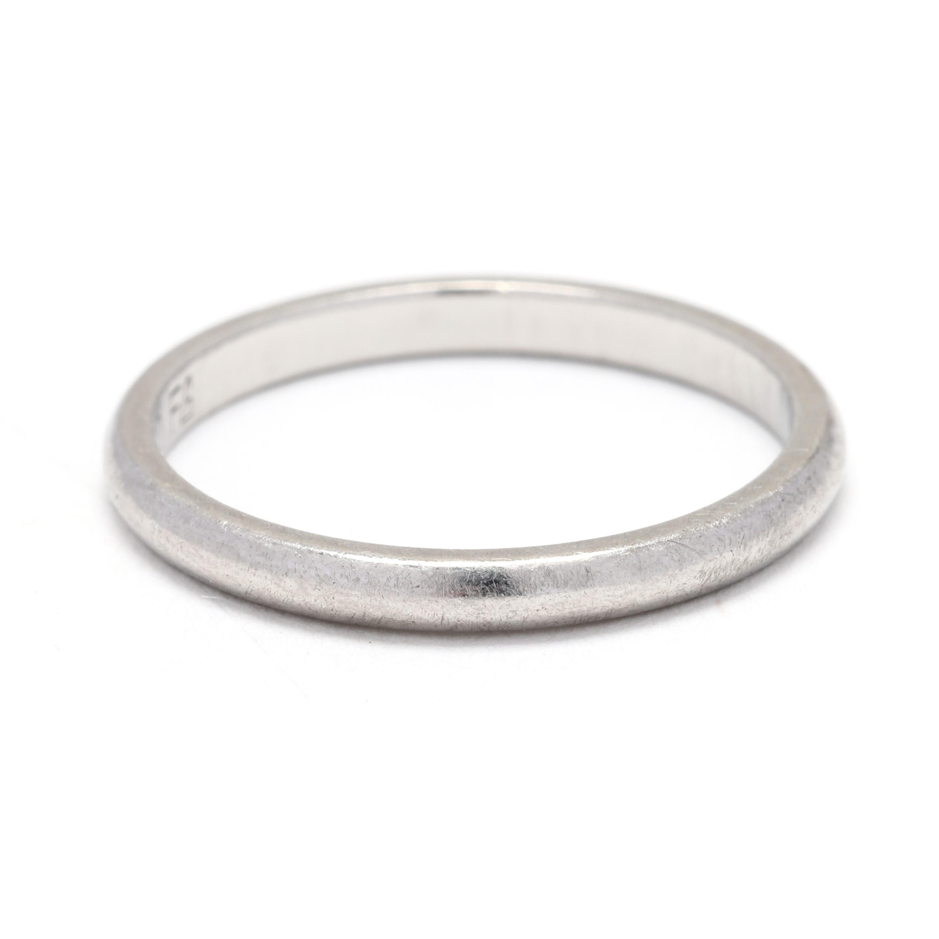 Eleva la tua collezione di gioielli con questo classico anello vintage a fascia in platino, perfetto da impilare o da indossare da solo. Realizzato in lussuoso platino, questo anello misura 5,5 offre un'eleganza senza tempo e una sobria raffinatezza