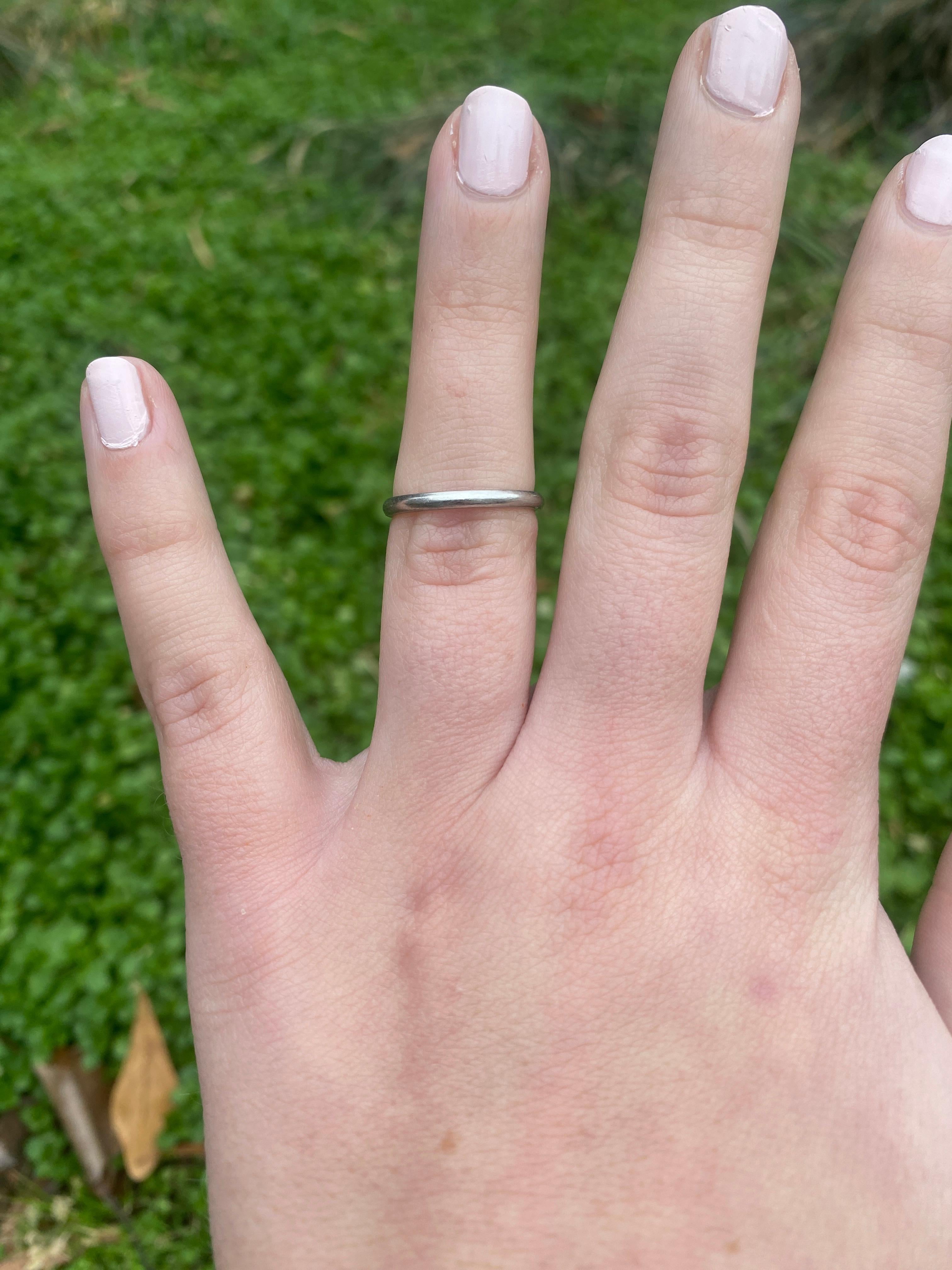 Anello vintage a fascia in platino, misura 5,5, anello impilabile in vendita 2