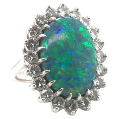 Anillo vintage de platino con ópalo negro y diamantes