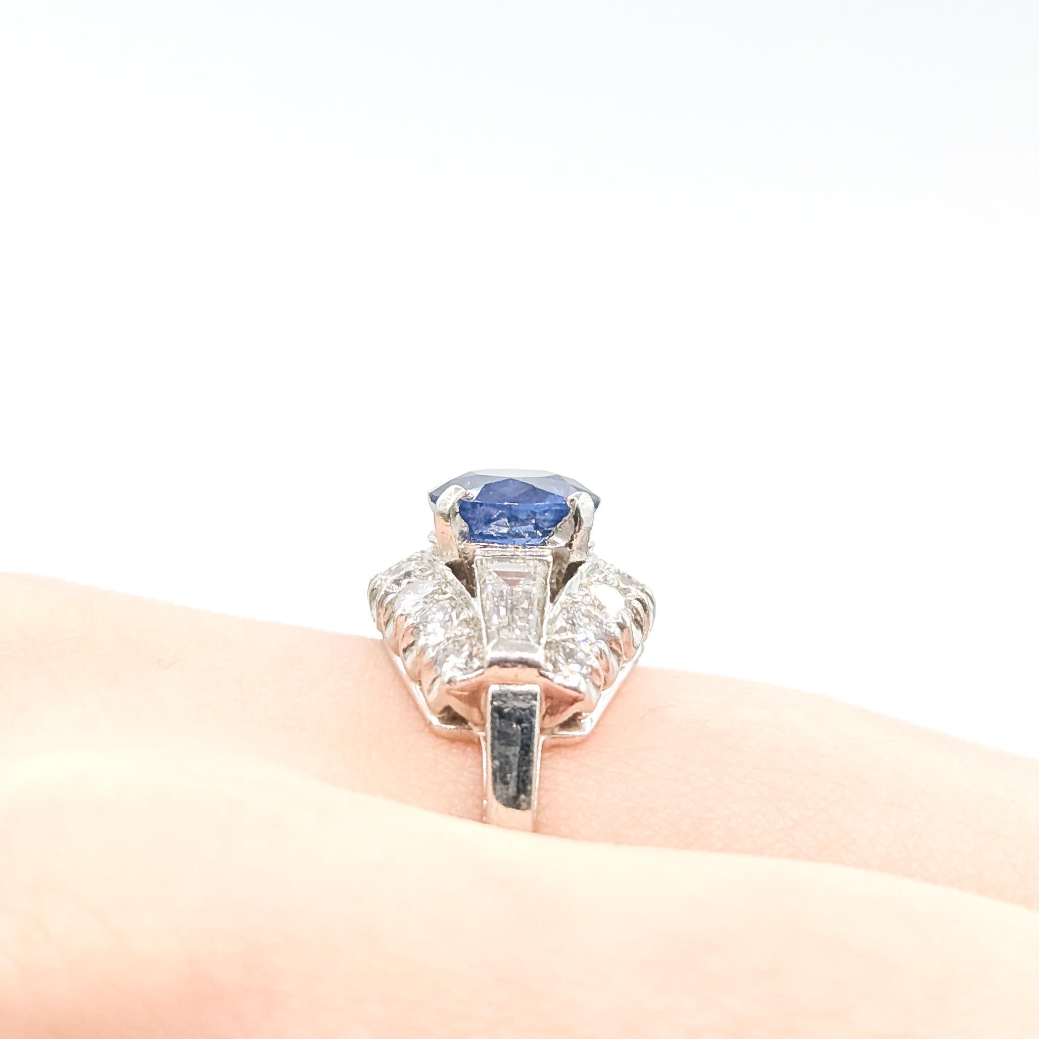 Taglio rotondo Anello da cocktail in platino vintage con zaffiro blu e diamante in vendita