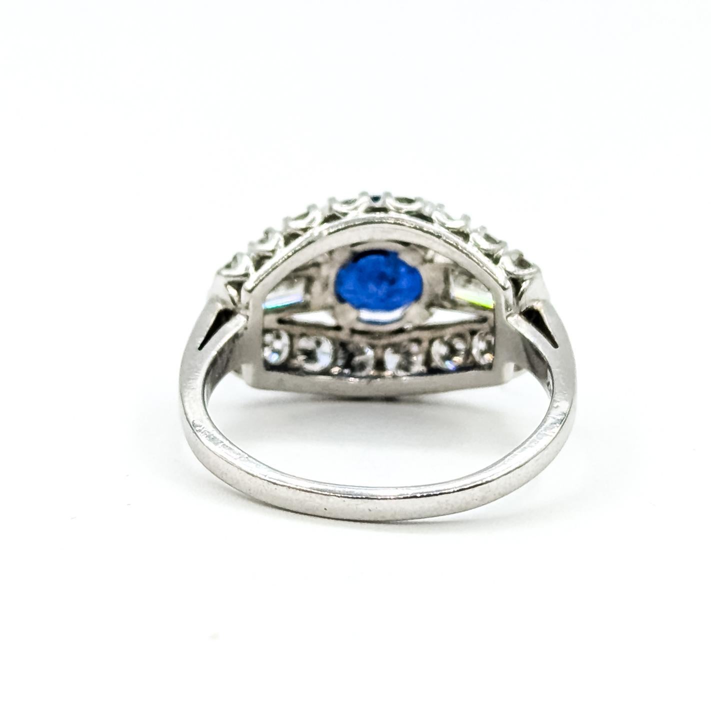 Anello da cocktail in platino vintage con zaffiro blu e diamante in vendita 2