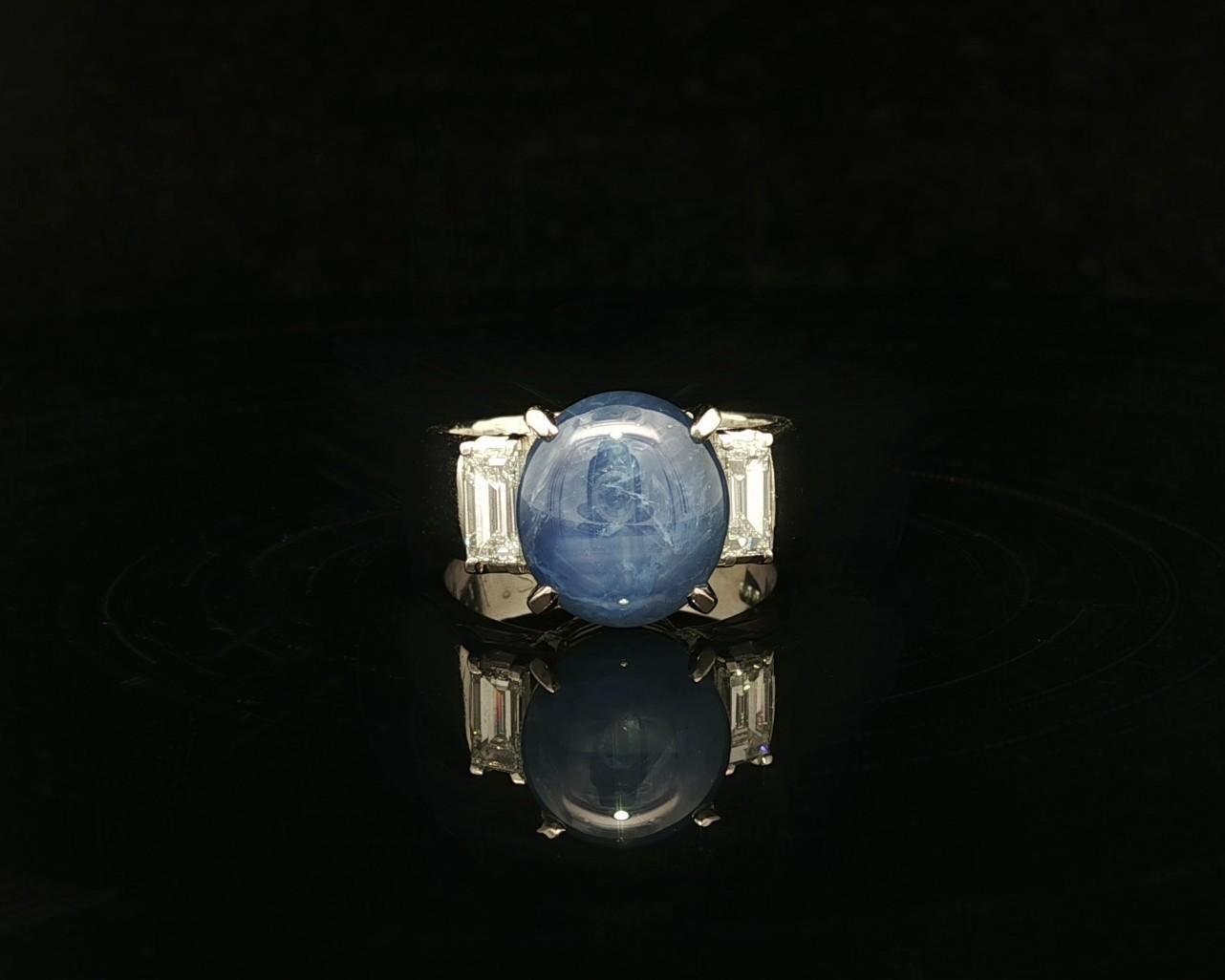 --Stein(e):--
(1) Natürlicher echter Sternsaphir - ovaler Cabochon-Schliff - Zackenfassung - blaue Farbe - scharfer Stern - 10.2x9.2mm - 5.47ct (genau.)
(2) Natürliche Echte Diamanten - Langer gerader Baguetteschliff - Zackenfassung - Schöne weiße