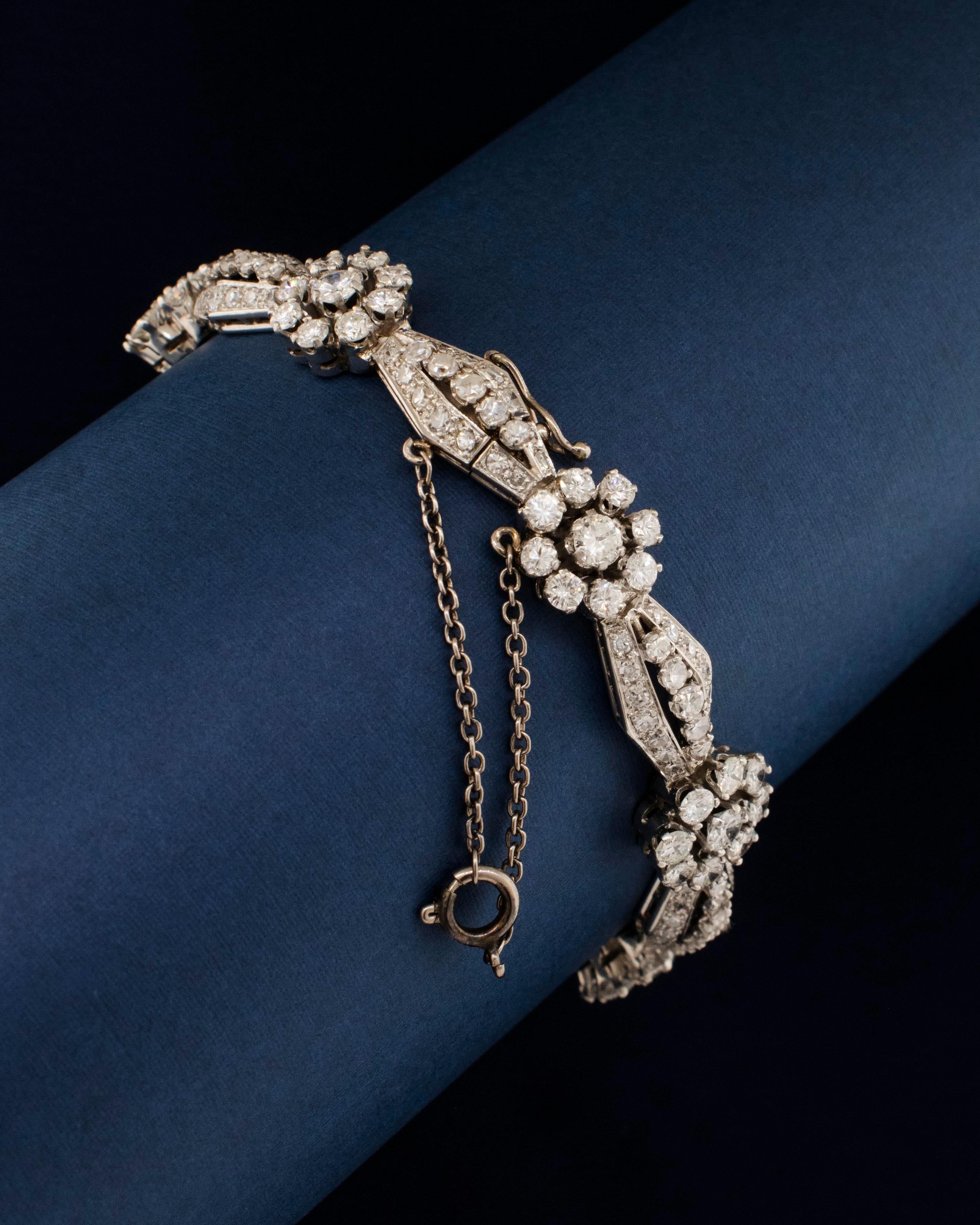 Un bracelet Vintage By By en platine avec des diamants fins dans des médaillons floraux avec un fermoir caché. Ce bracelet comporte 210 diamants pesant environ 9 carats. Chaque médaillon floral rond comporte neuf diamants naturels de taille ronde et