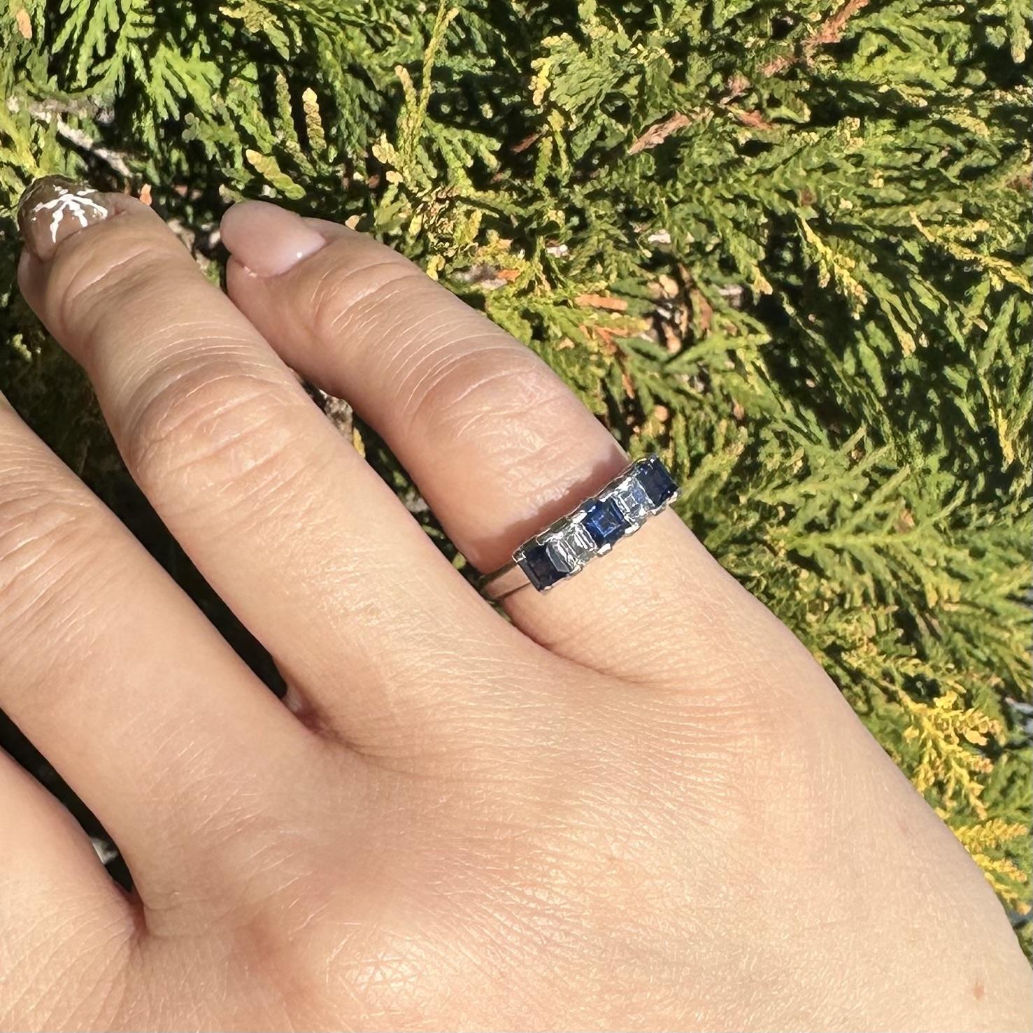 Anello vintage in platino Carrs con diamanti e zaffiri a fascia alta misura 4,5 in vendita 5