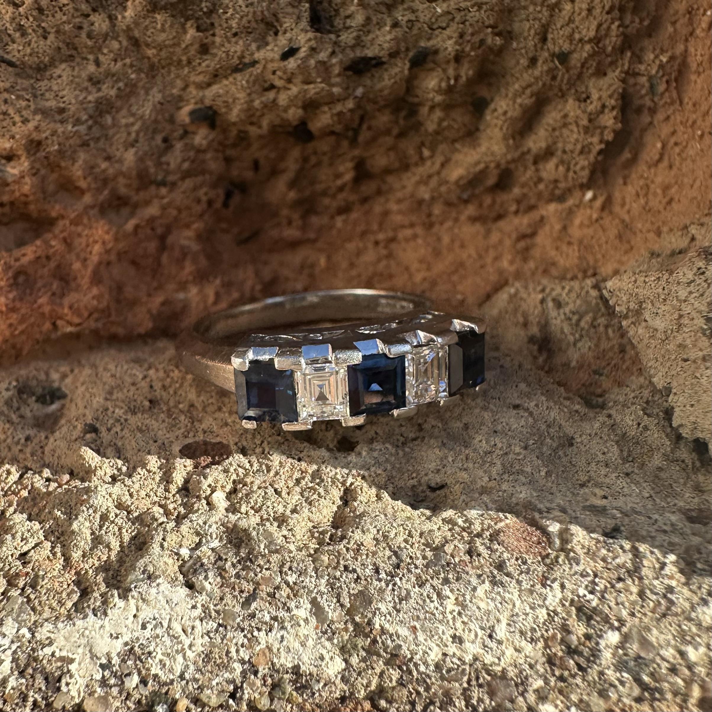 Anello vintage in platino Carrs con diamanti e zaffiri a fascia alta misura 4,5 in vendita 4