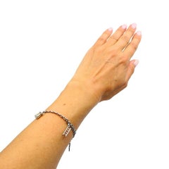 Bracciale charme vintage in platino con pietre preziose e diamanti