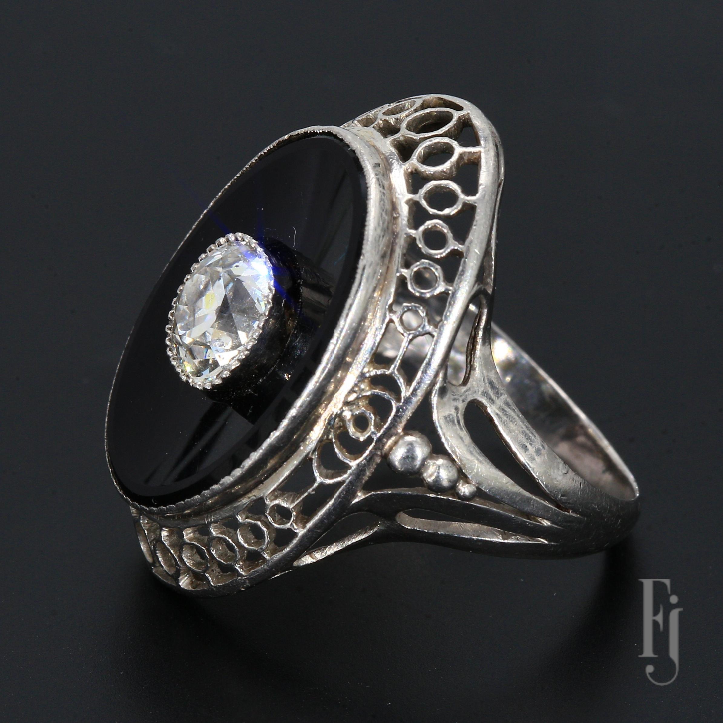 Dies ist ein Vintage Platin-Cocktail-Ring mit einem 1,1ct. Old Mine Cut Diamond Center Stone 100% Eye-Clean SI2/G, umgeben von schwarzen Stein.

Ringgröße - 6.25
Gesamtgewicht - 9.00g