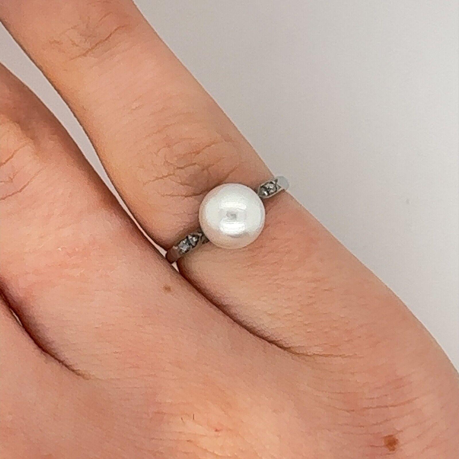 Vintage Platinum Cultured Pearl Ring Set with 4 Diamonds on Shoulders In Excellent Condition For Sale In London, GB