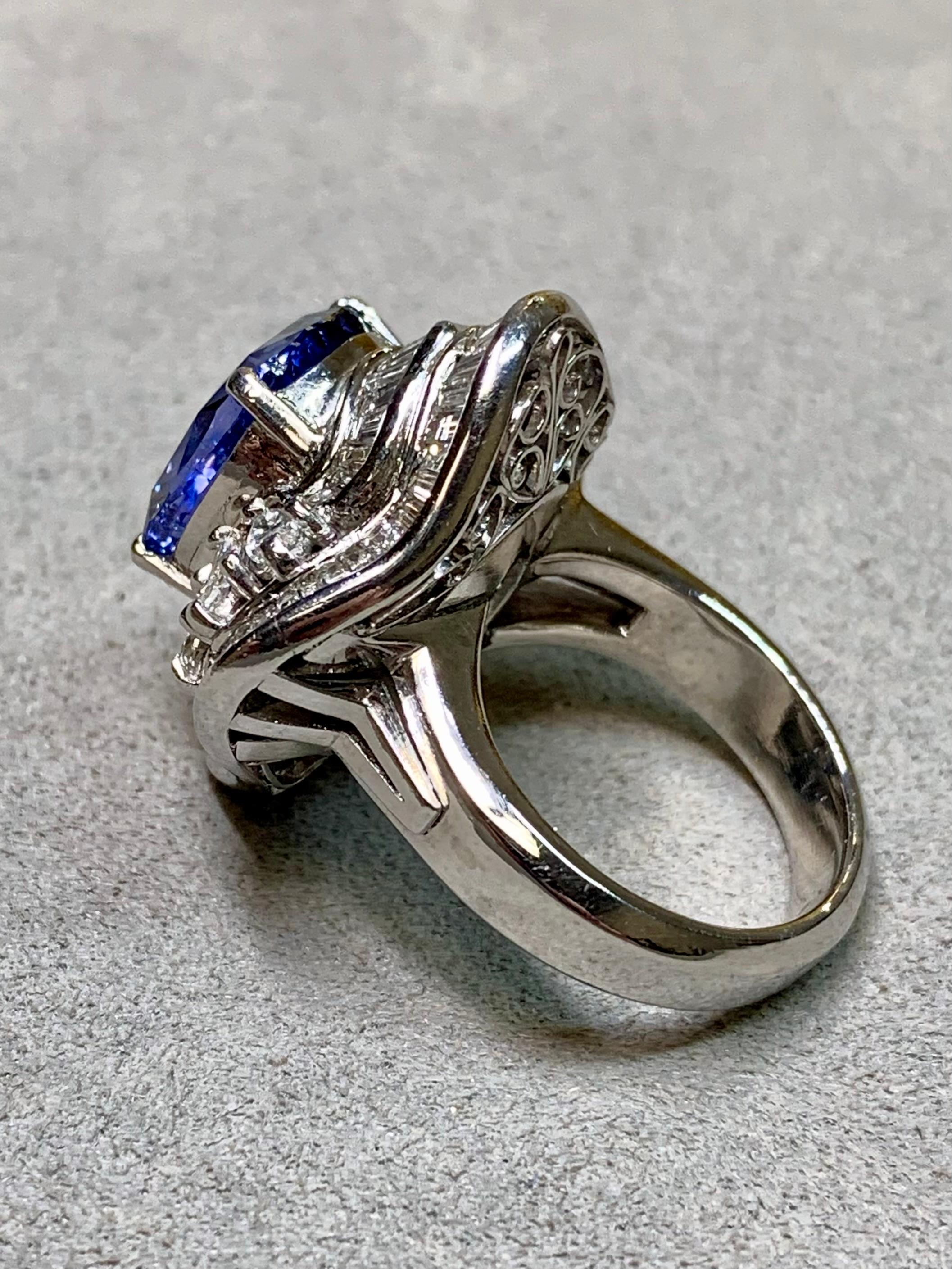 
Un fabuloso anillo de cóctel absolutamente lleno de vida y color. Elaborado en platino, este anillo ostenta un zafiro natural de Ceilán de talla cojín de 7,51 ct sin ningún tipo de tratamiento. Alrededor del zafiro hay aproximadamente 4,30 ctw de