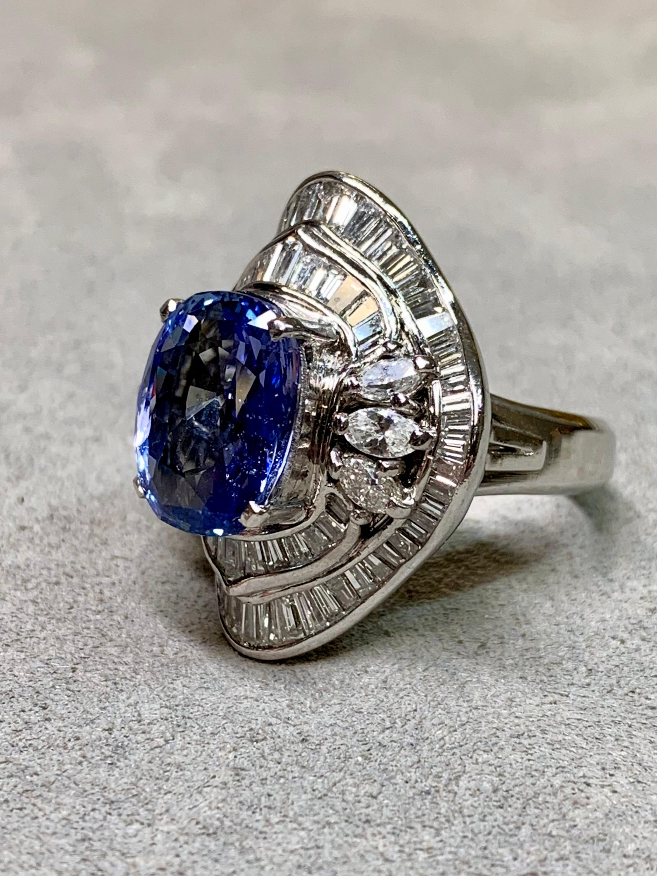 Anillo de cóctel vintage de platino con zafiro cojín y diamante baguette GIA sin calor Retro en venta