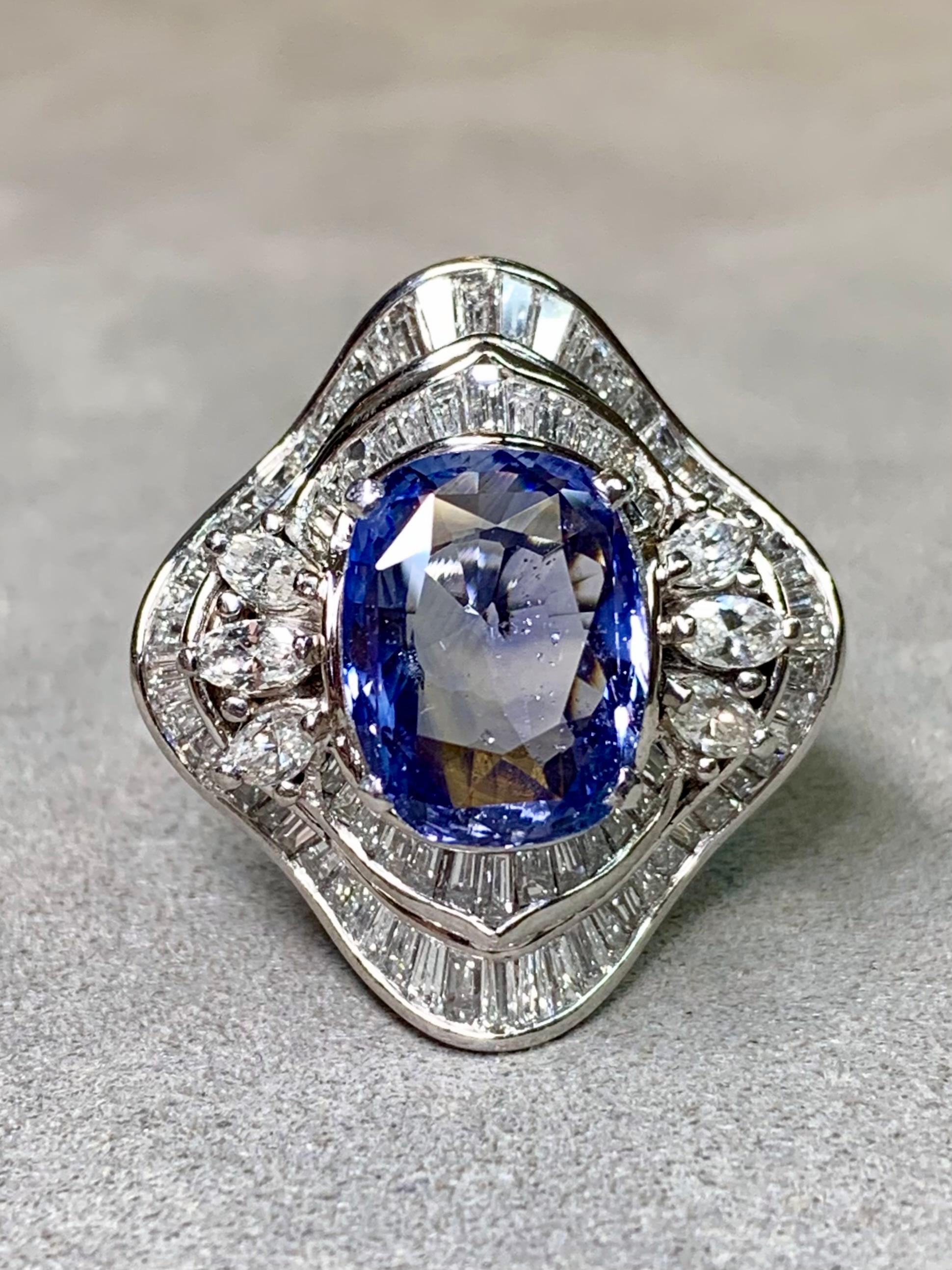 Anillo de cóctel vintage de platino con zafiro cojín y diamante baguette GIA sin calor Corte cojín en venta