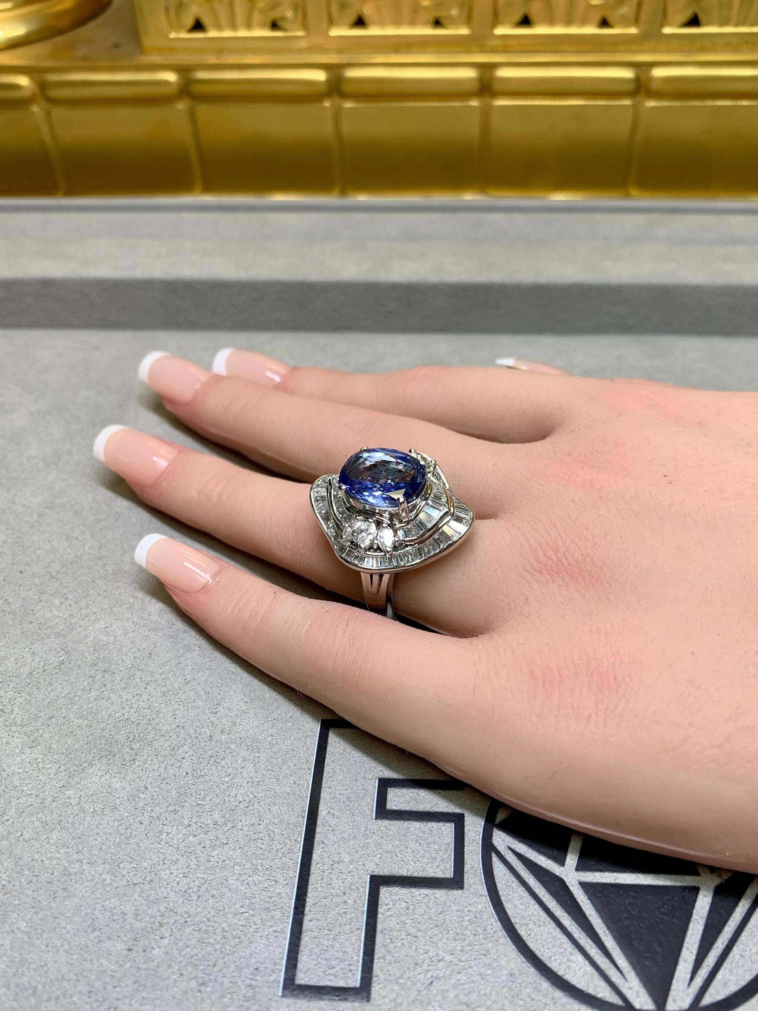 Femenino o masculino Anillo de cóctel vintage de platino con zafiro cojín y diamante baguette GIA sin calor en venta