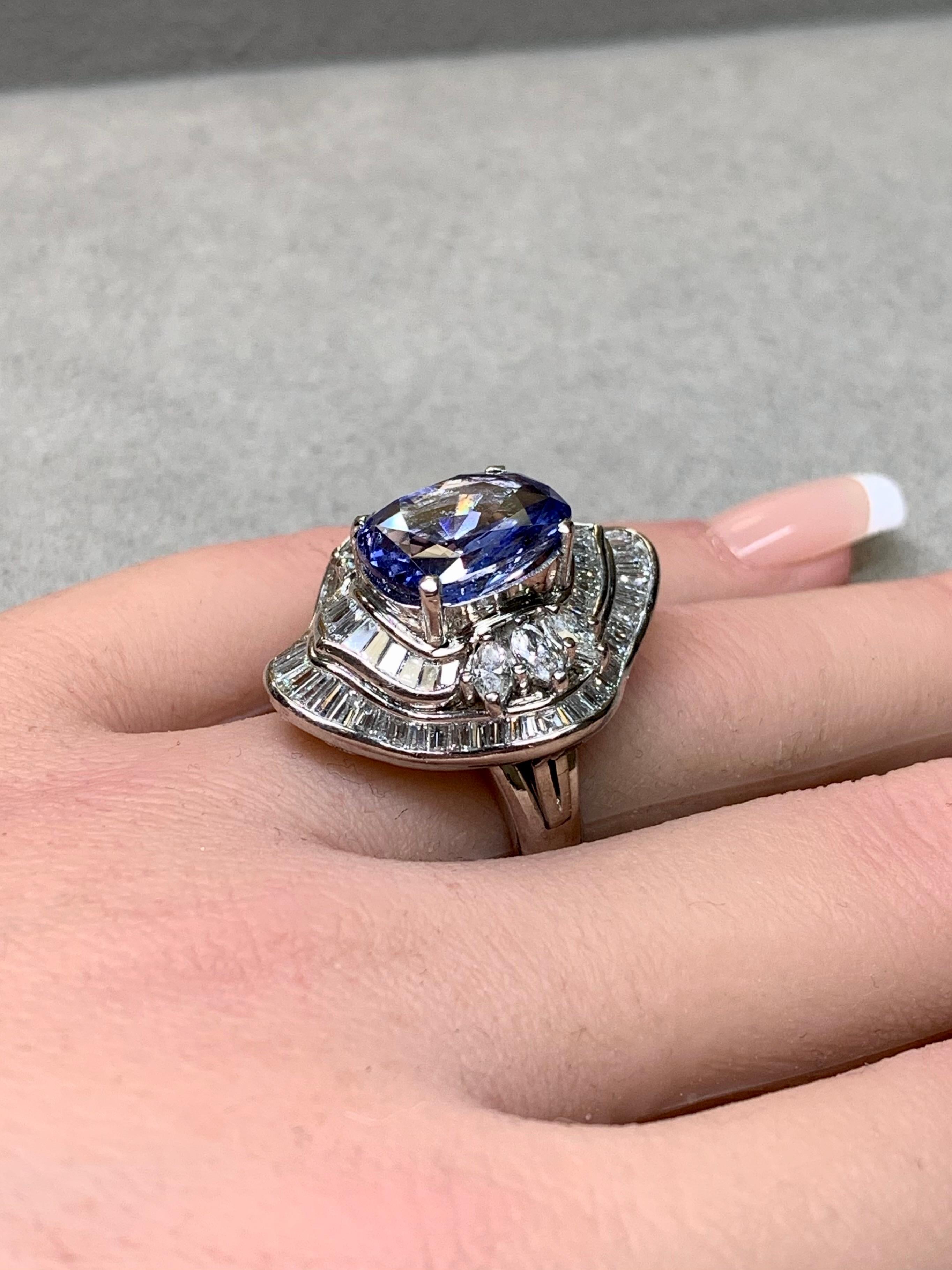 Anillo de cóctel vintage de platino con zafiro cojín y diamante baguette GIA sin calor en venta 1