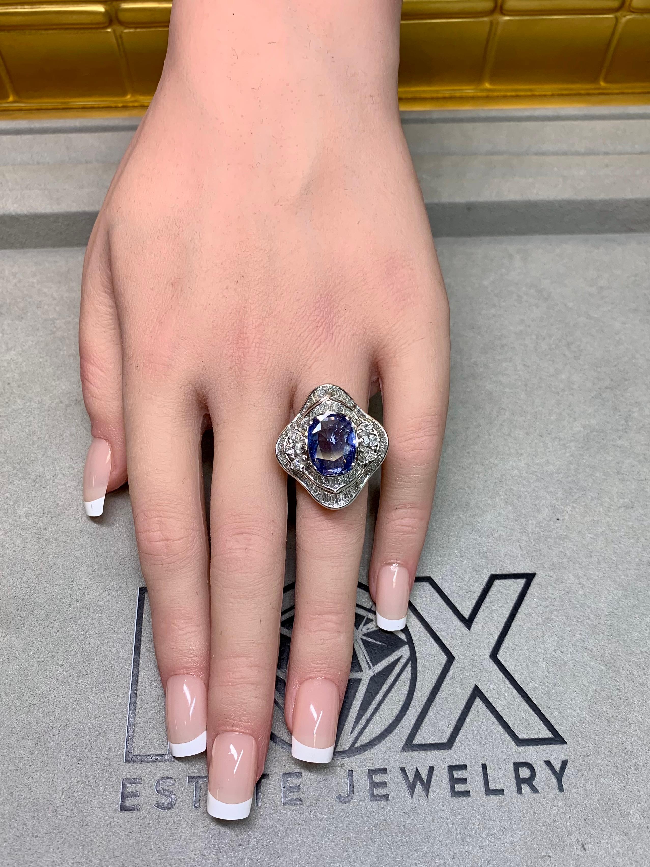 Anillo de cóctel vintage de platino con zafiro cojín y diamante baguette GIA sin calor en venta 2