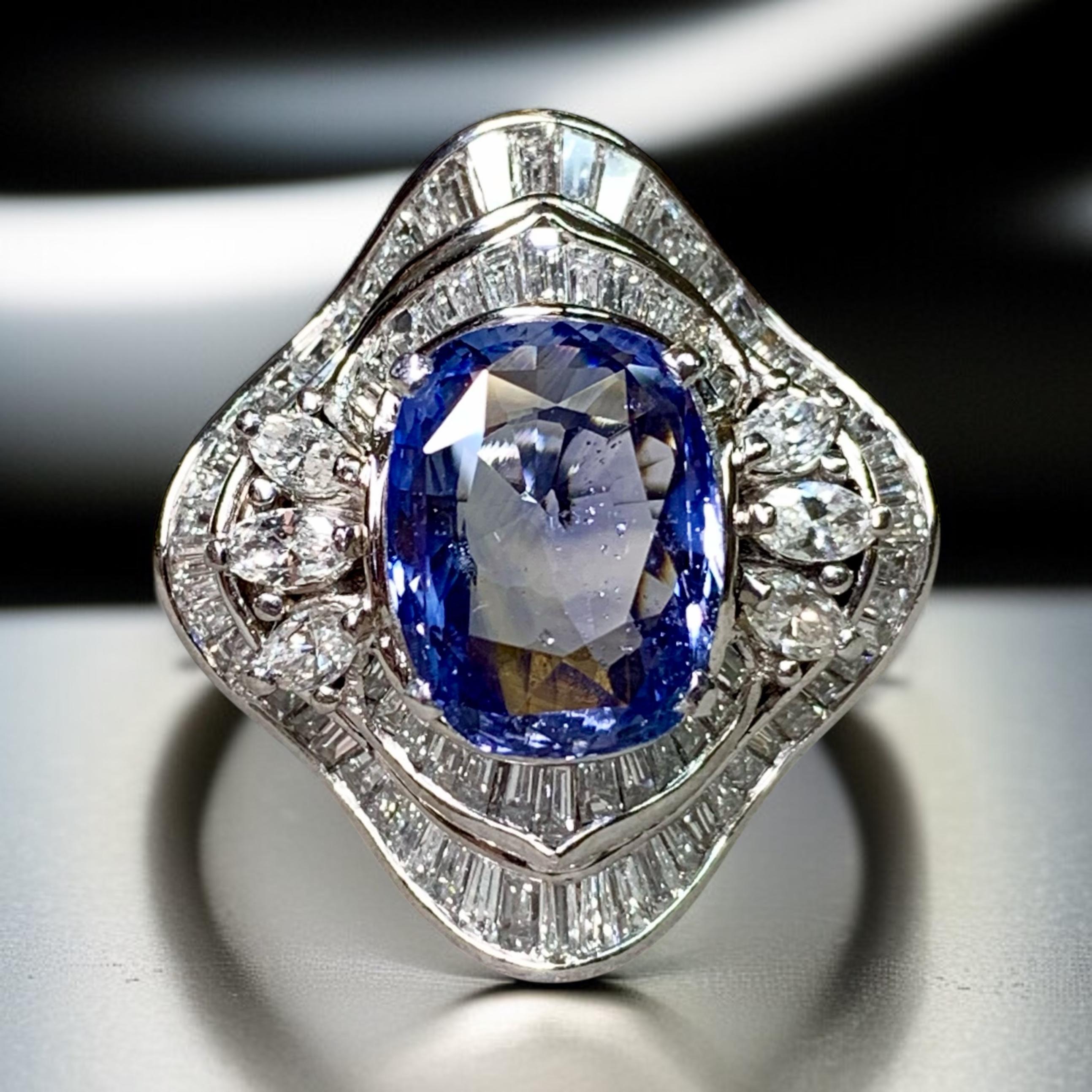 Anillo de cóctel vintage de platino con zafiro cojín y diamante baguette GIA sin calor en venta 3