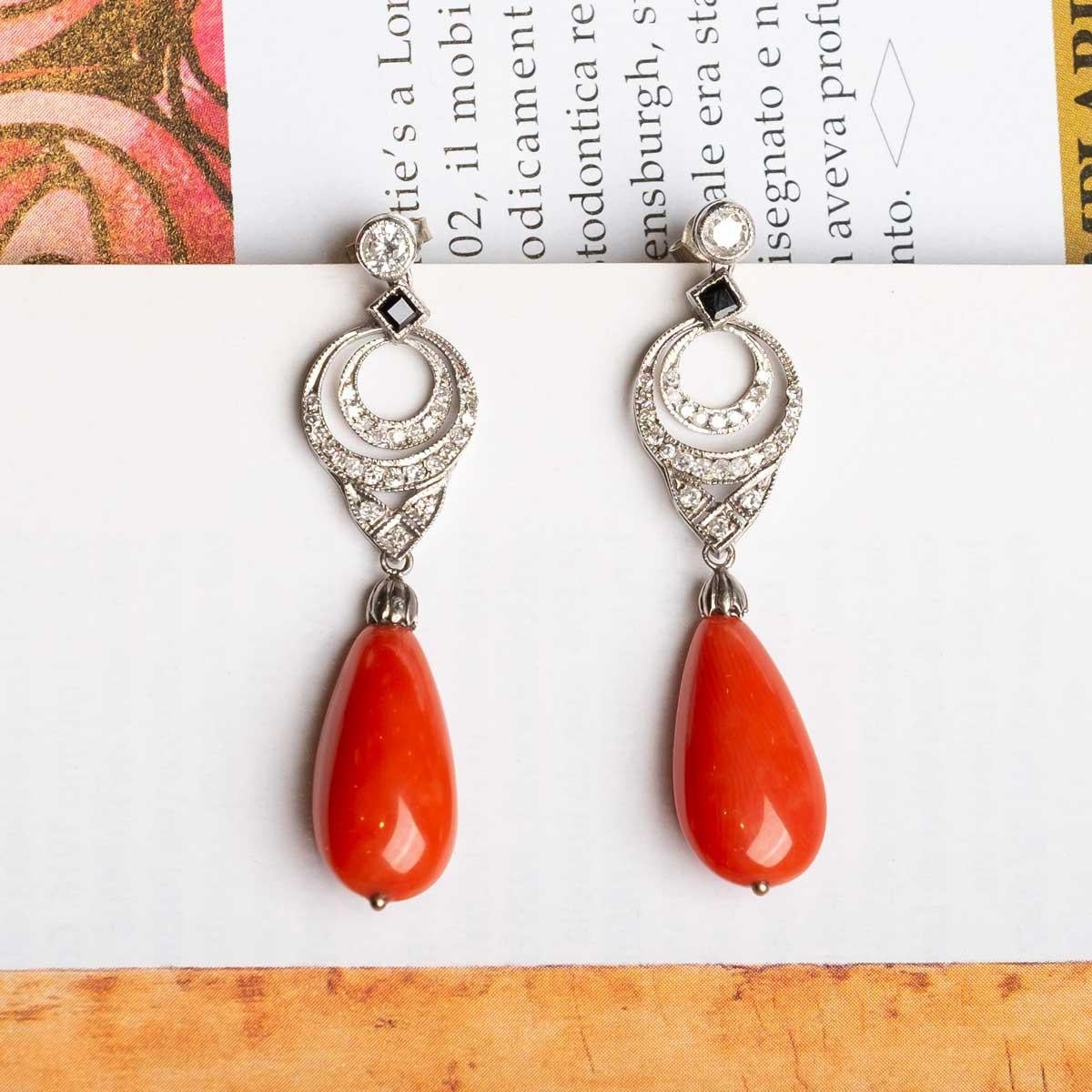 Platin-Ohrringe aus Platin mit Diamanten, Onyx und natürlicher Koralle (Tropfenschliff) im Angebot