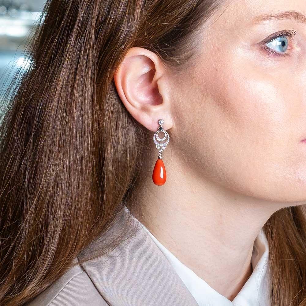 Platin-Ohrringe aus Platin mit Diamanten, Onyx und natürlicher Koralle im Zustand „Gut“ im Angebot in Milano, MI