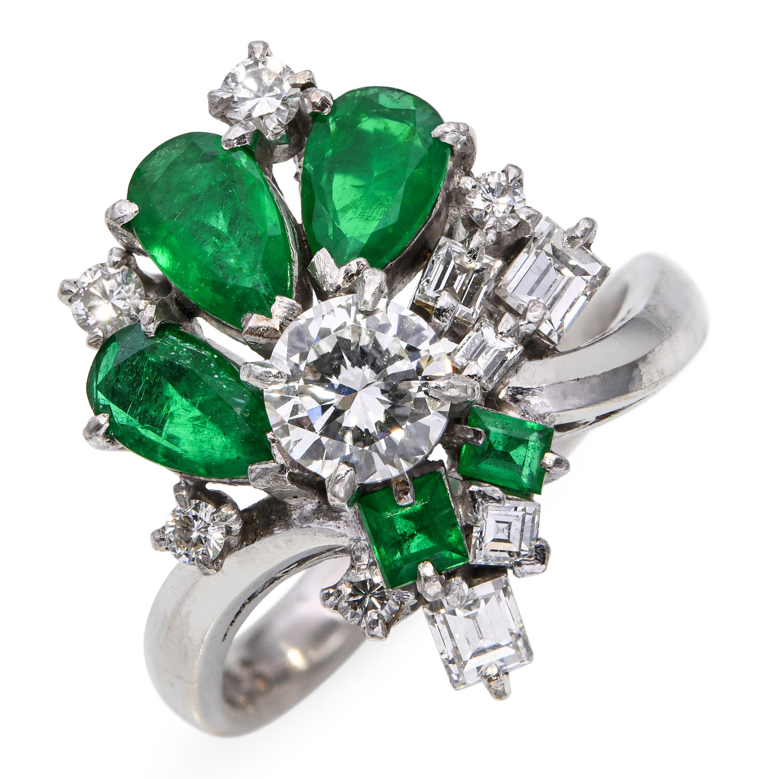 Questo anello vintage in platino a grappolo presenta una straordinaria combinazione di 0,86 carati totali di diamanti scintillanti e 1,25 carati di smeraldi vividi, disposti in un motivo a grappolo senza tempo. I diamanti brillanti offrono un fuoco