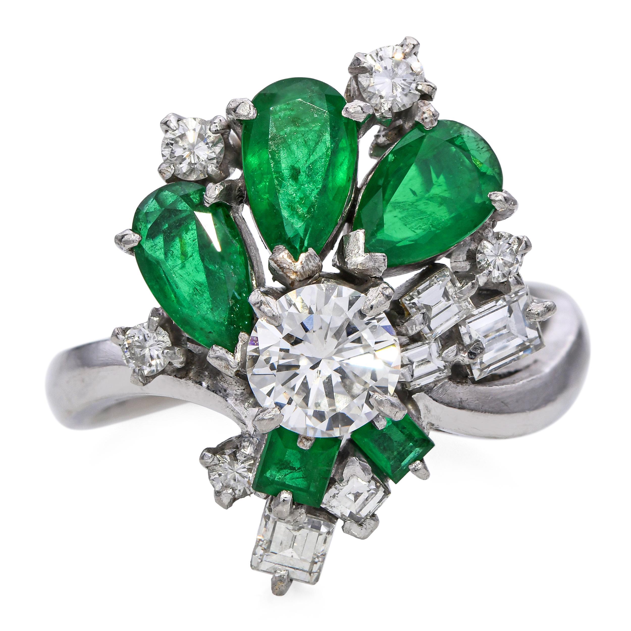 Anello vintage in platino con diamanti e smeraldo da 1,3tcw In condizioni buone in vendita a New York, NY