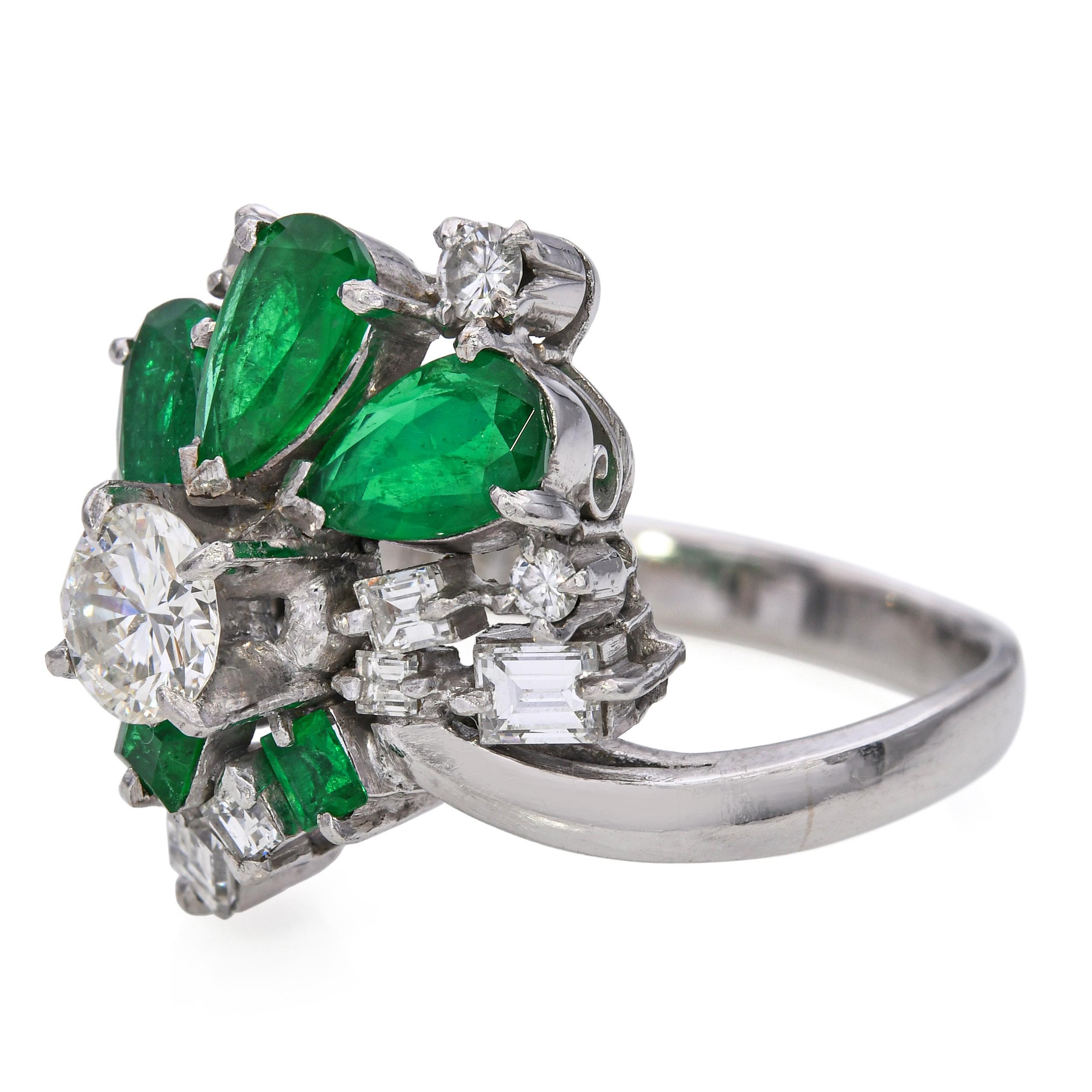 Donna Anello vintage in platino con diamanti e smeraldo da 1,3tcw in vendita