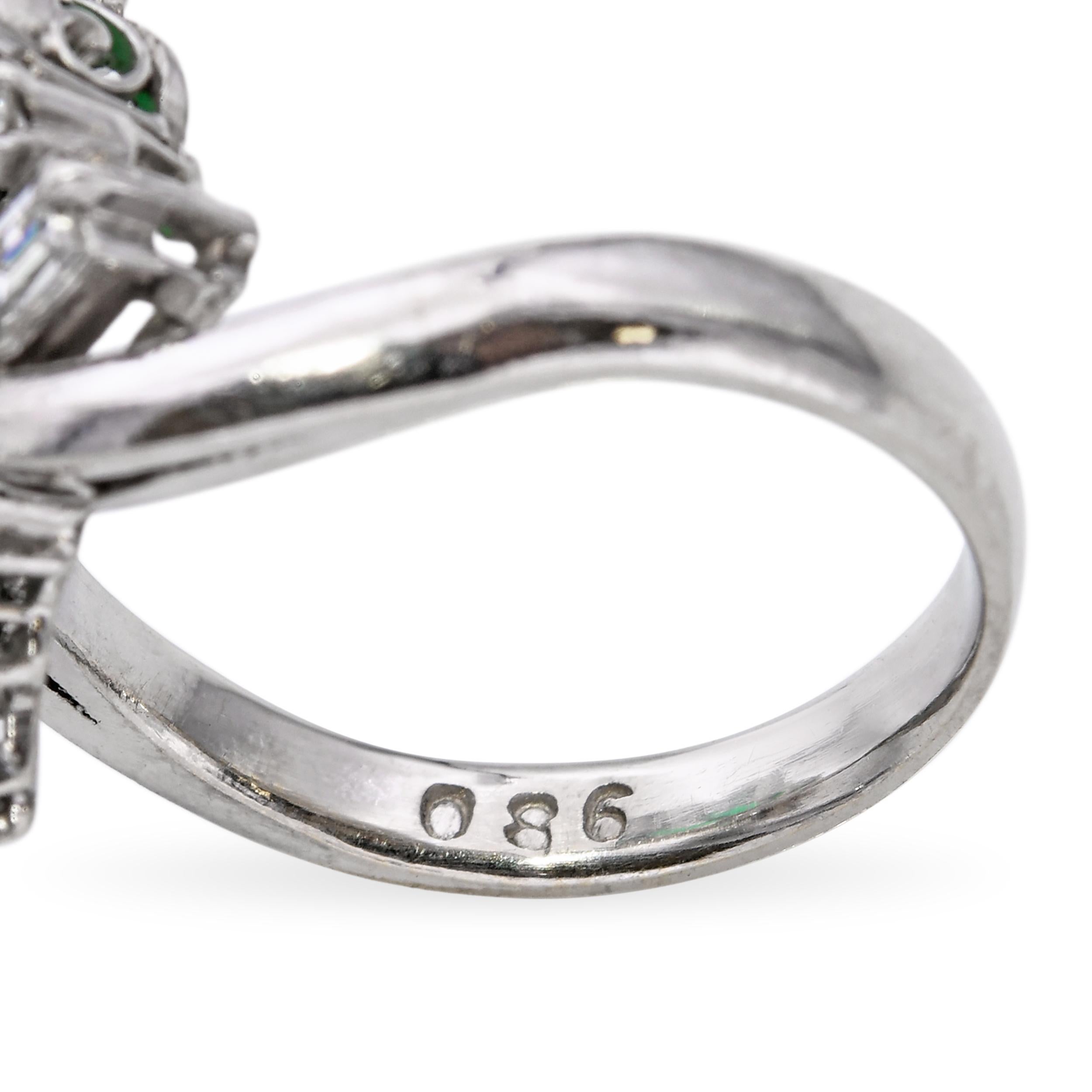 Anello vintage in platino con diamanti e smeraldo da 1,3tcw in vendita 3
