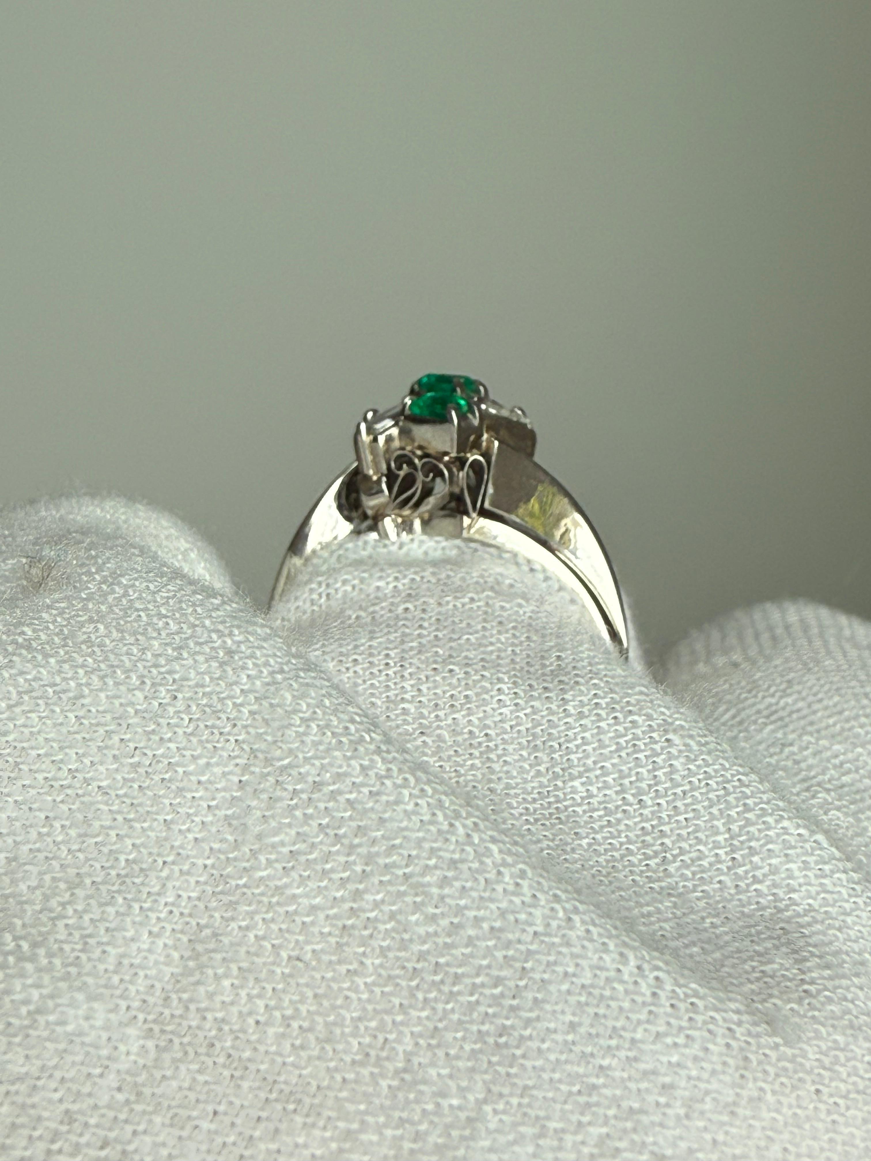 Vintage Platinum Diamond and Emerald Cluster Ring Engagement Ring. In Good Condition For Sale In San Francisco, CA
