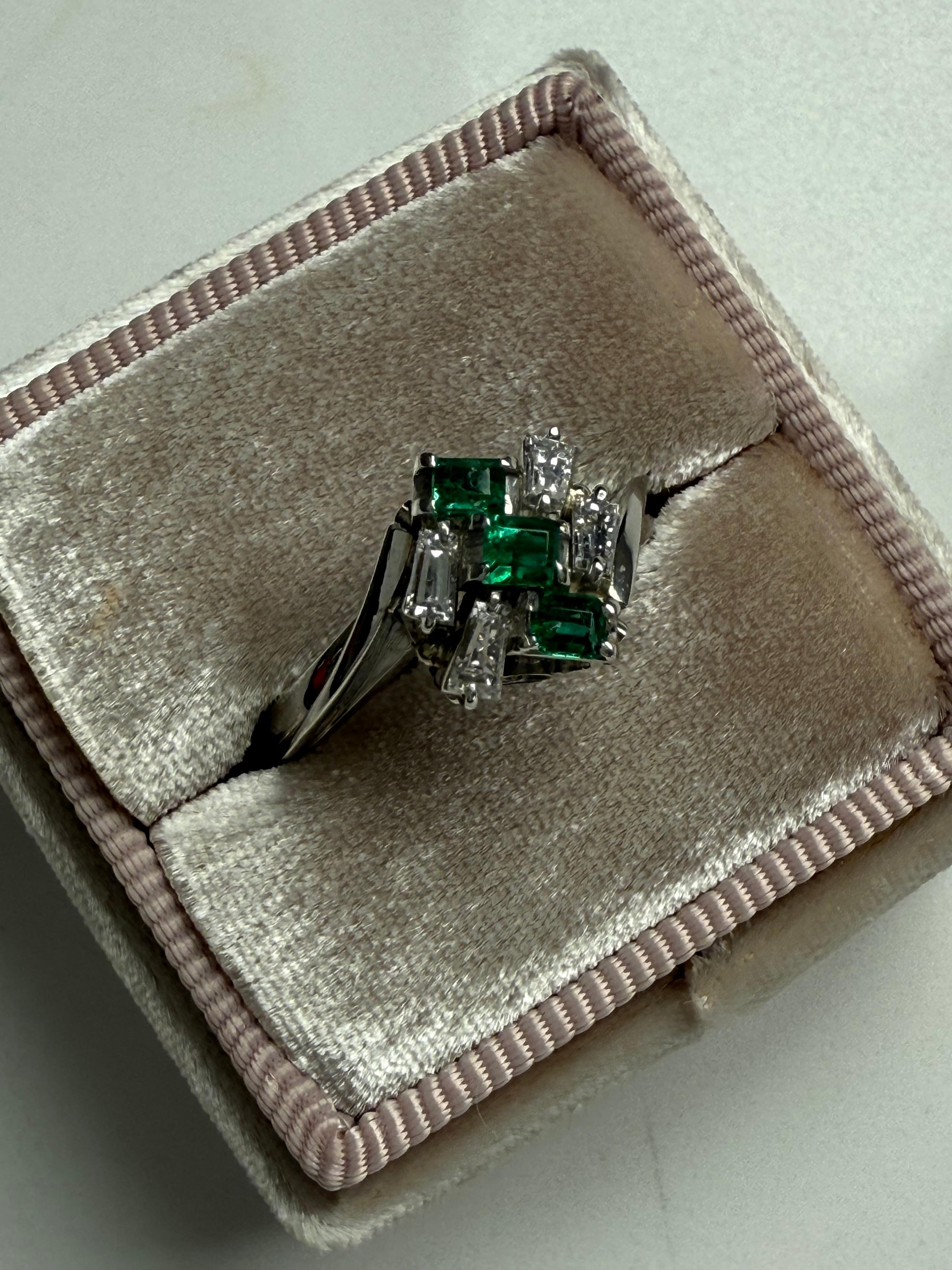 Women's or Men's Vintage Platinum Diamond and Emerald Cluster Ring Engagement Ring. For Sale