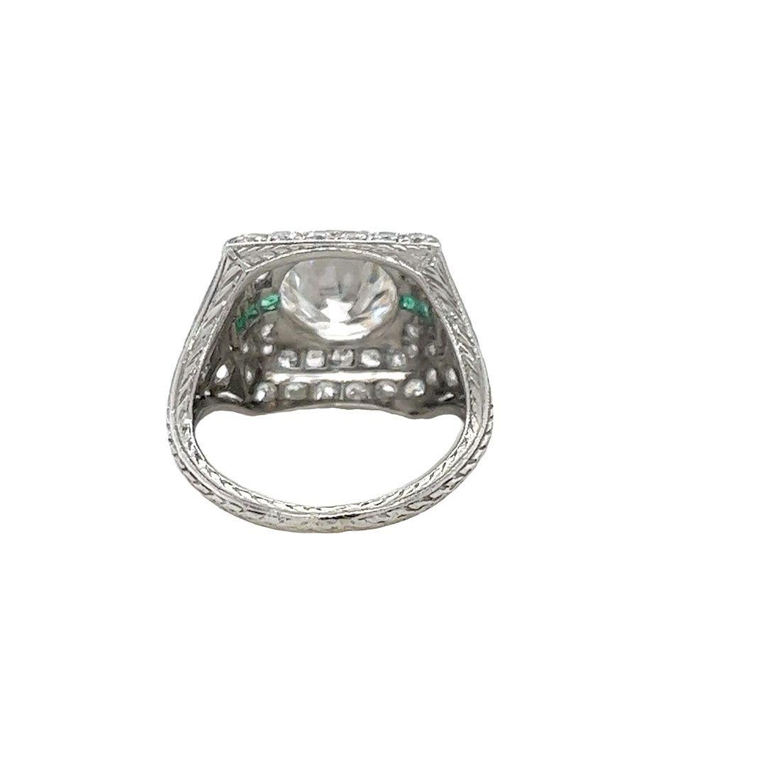 Anello da cocktail in platino, diamanti e smeraldi vintage In condizioni buone in vendita a Coral Gables, FL