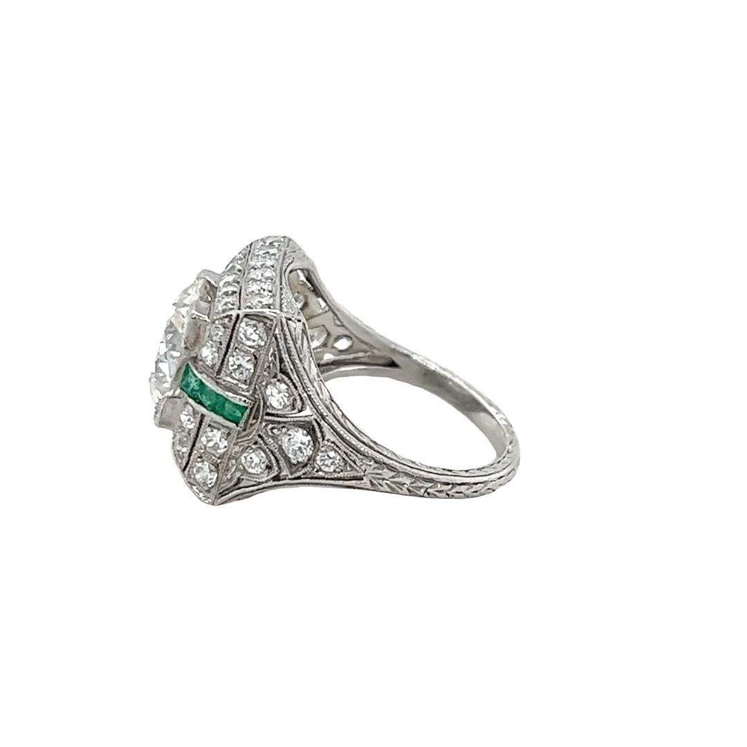Donna Anello da cocktail in platino, diamanti e smeraldi vintage in vendita