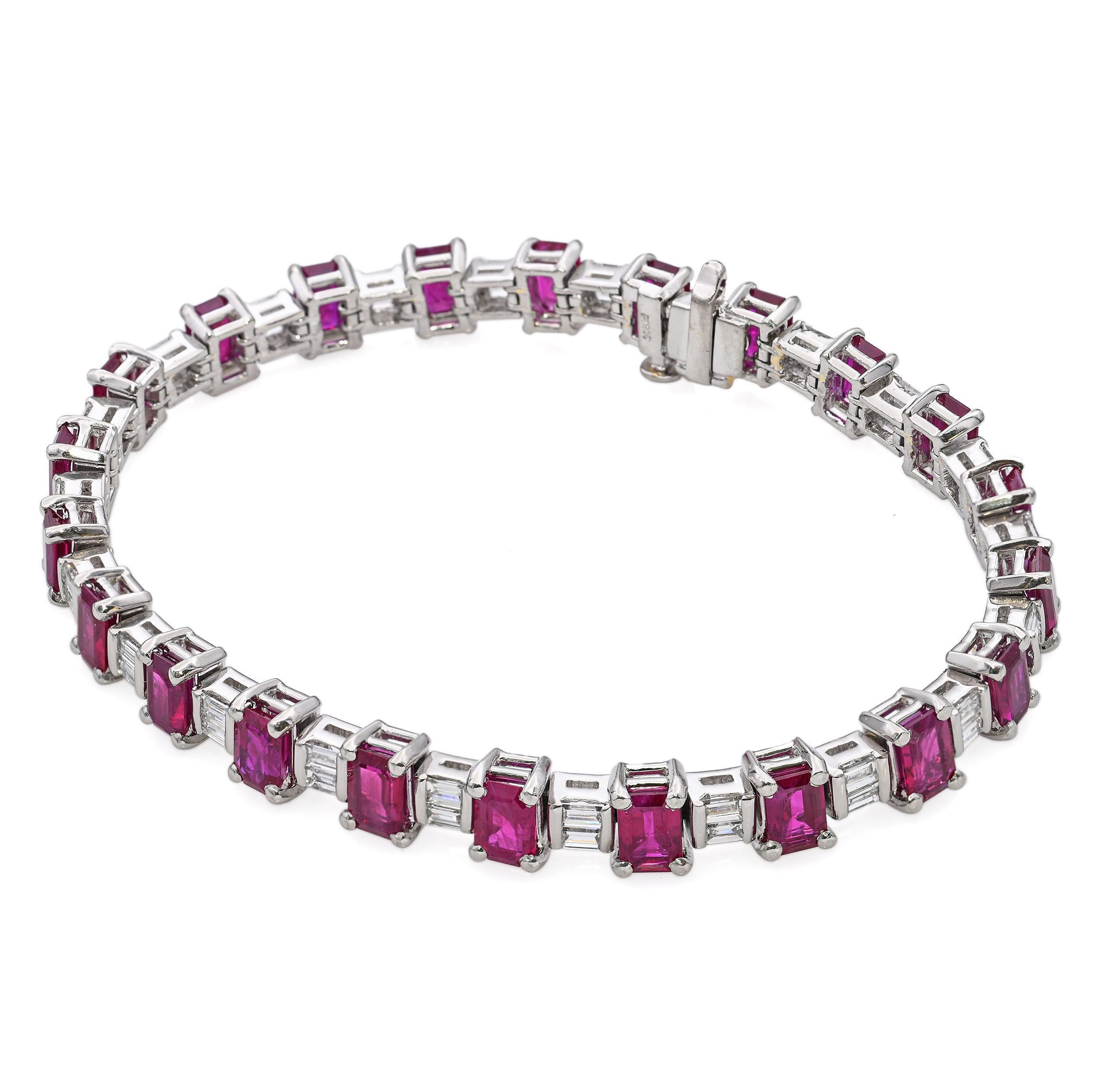 Esta refinada pulsera tenis vintage está elaborada en platino y presenta un elegante diseño alternado de vibrantes rubíes y brillantes diamantes. El intenso tono rojo de los rubíes contrasta maravillosamente con el brillo de los diamantes, creando